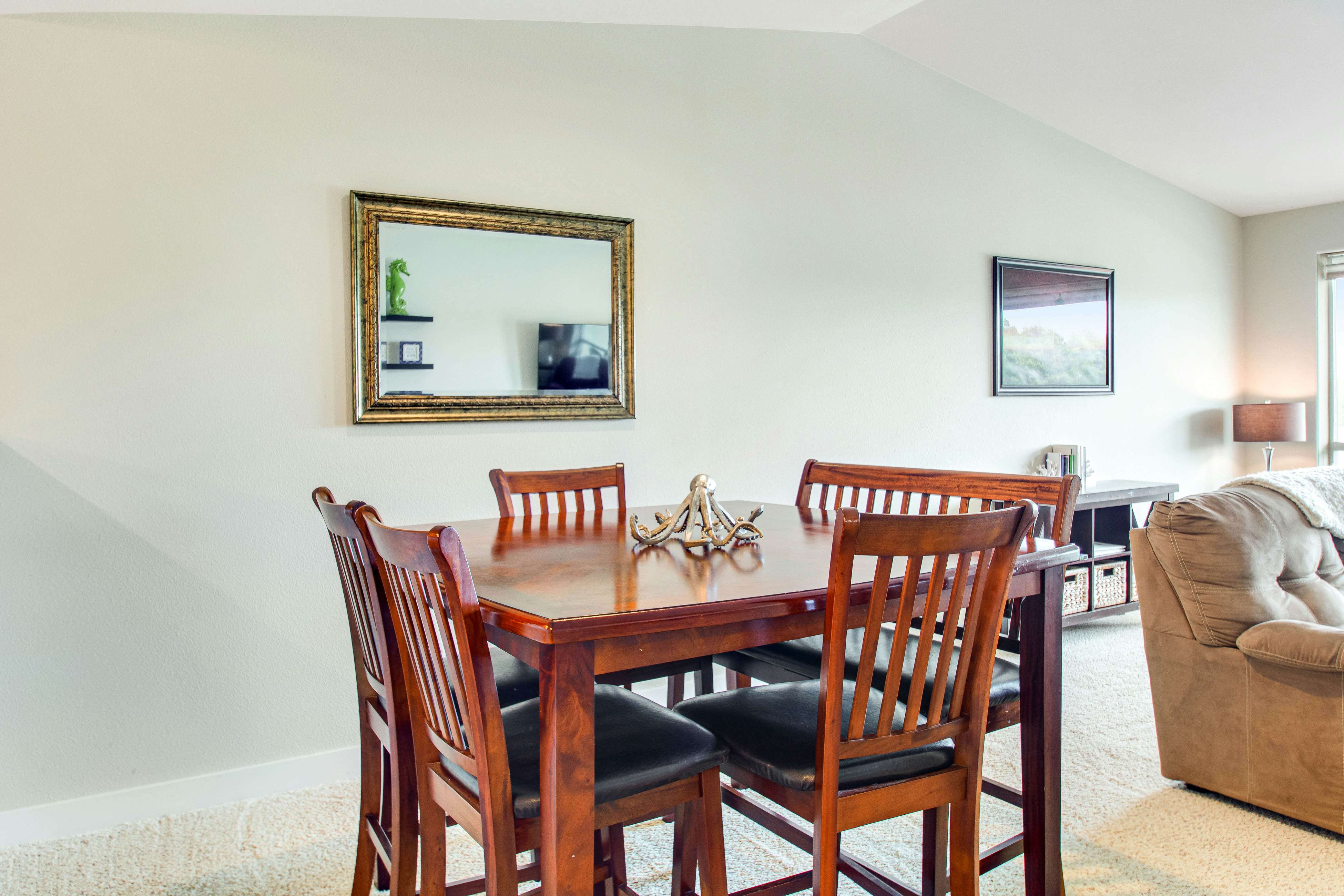 Cozy Coastal Condo 2 BD Westport, WA Vacation Rental Vacasa