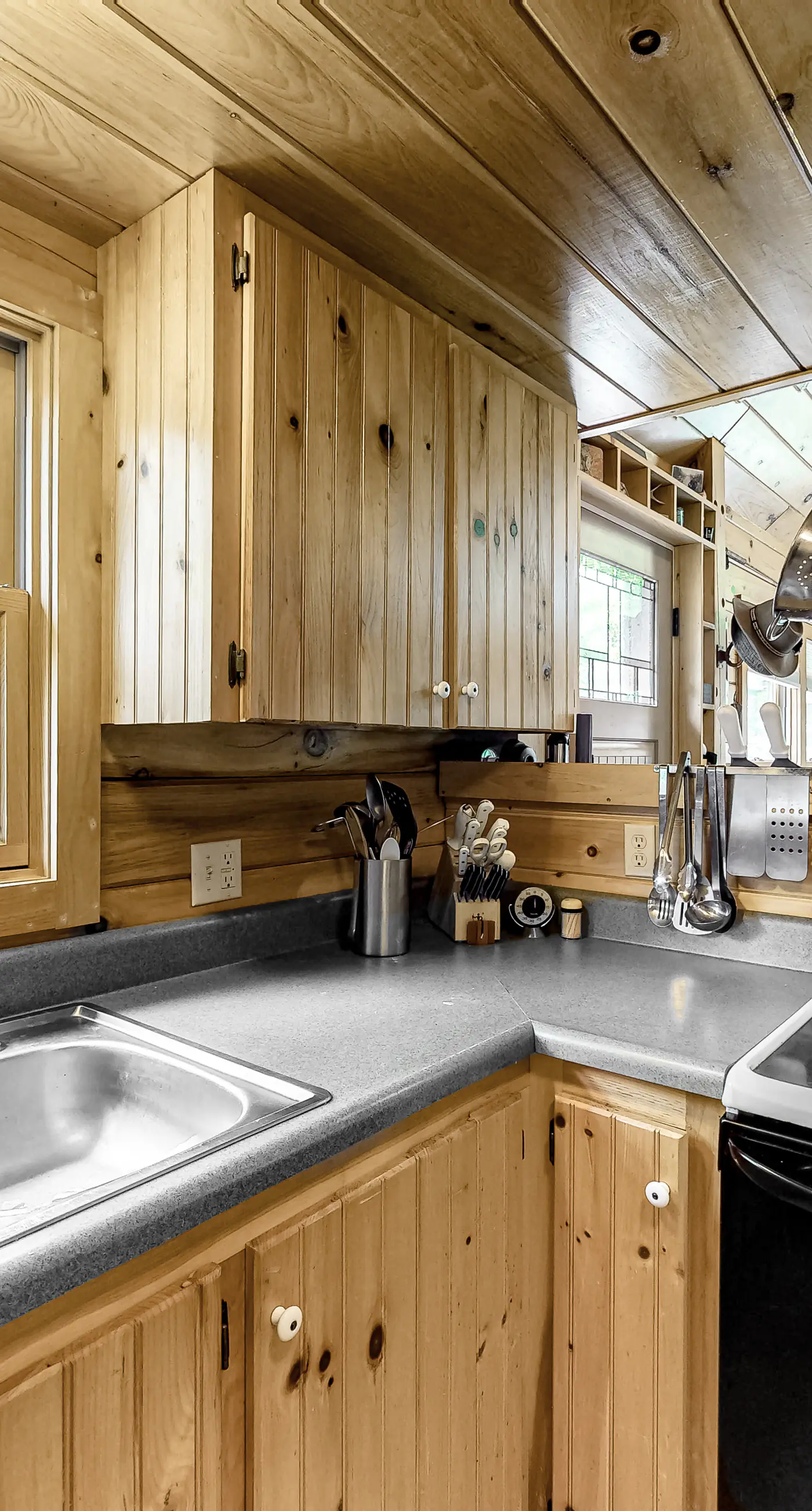 Lucky Lakefront Log Cabin