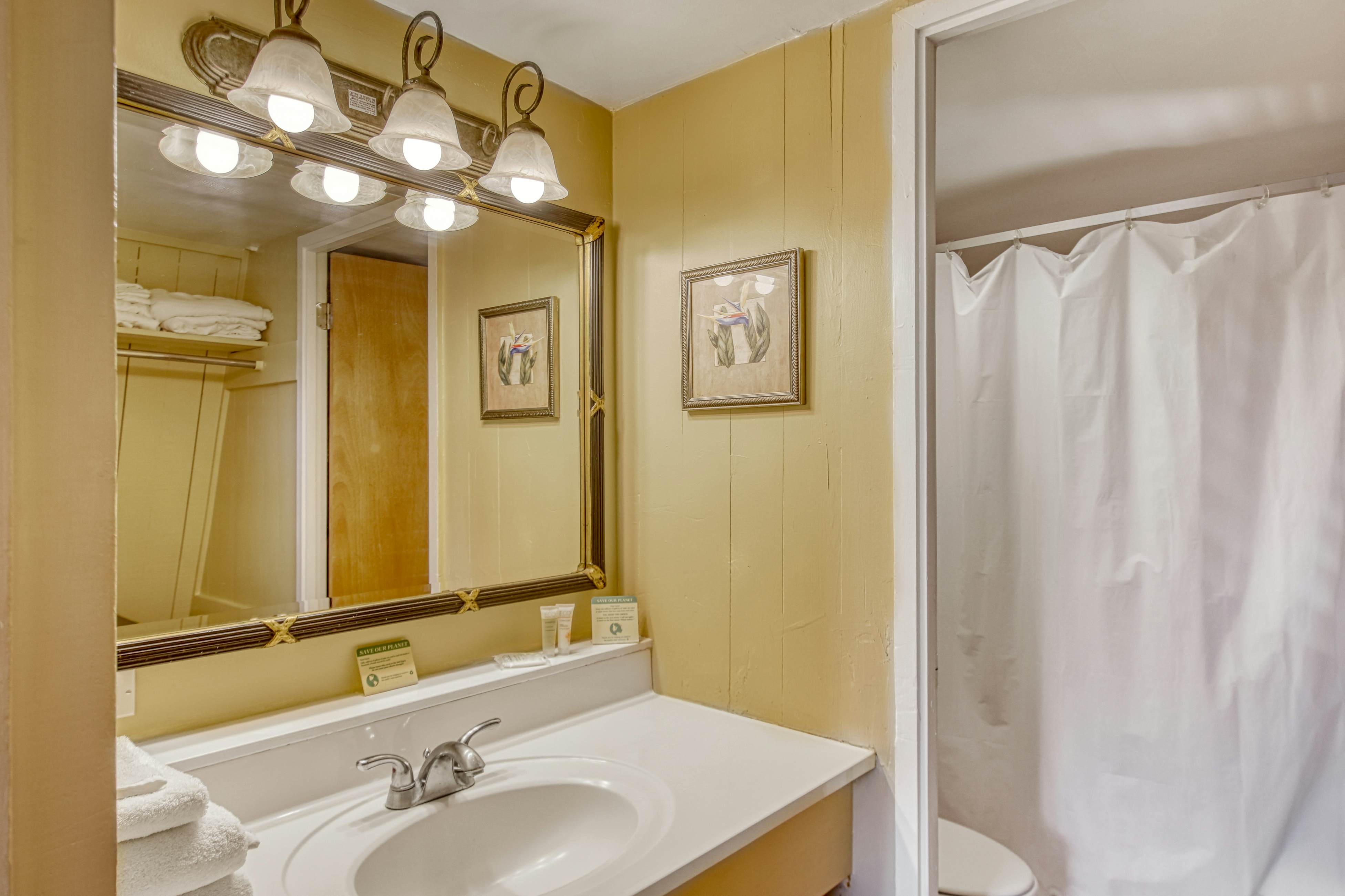 Vacasa at Hotel Molokai 201