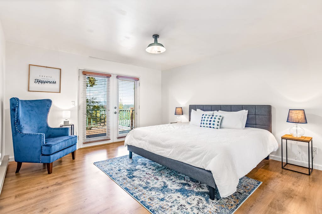 Hayden Lake Views, 2BR Deck Retreat Sleeps 7 5