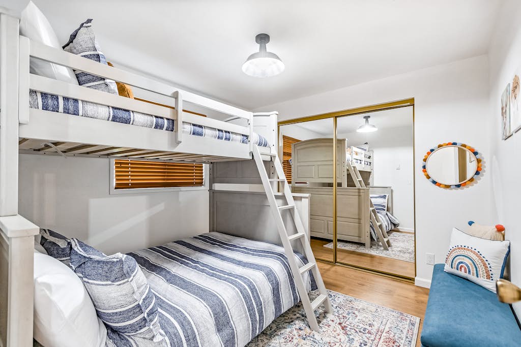 Hayden Lake Views, 2BR Deck Retreat Sleeps 7 6