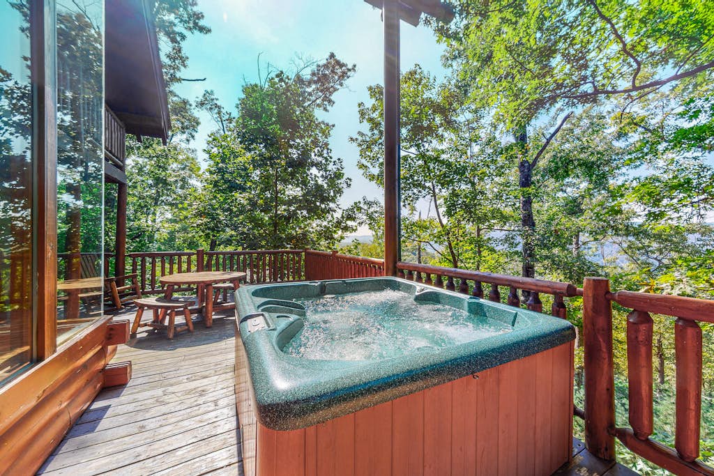 Cabin W Private Hot Tub, Sleeps 14・Mountain Views — Sevierville, TN — vacation rental