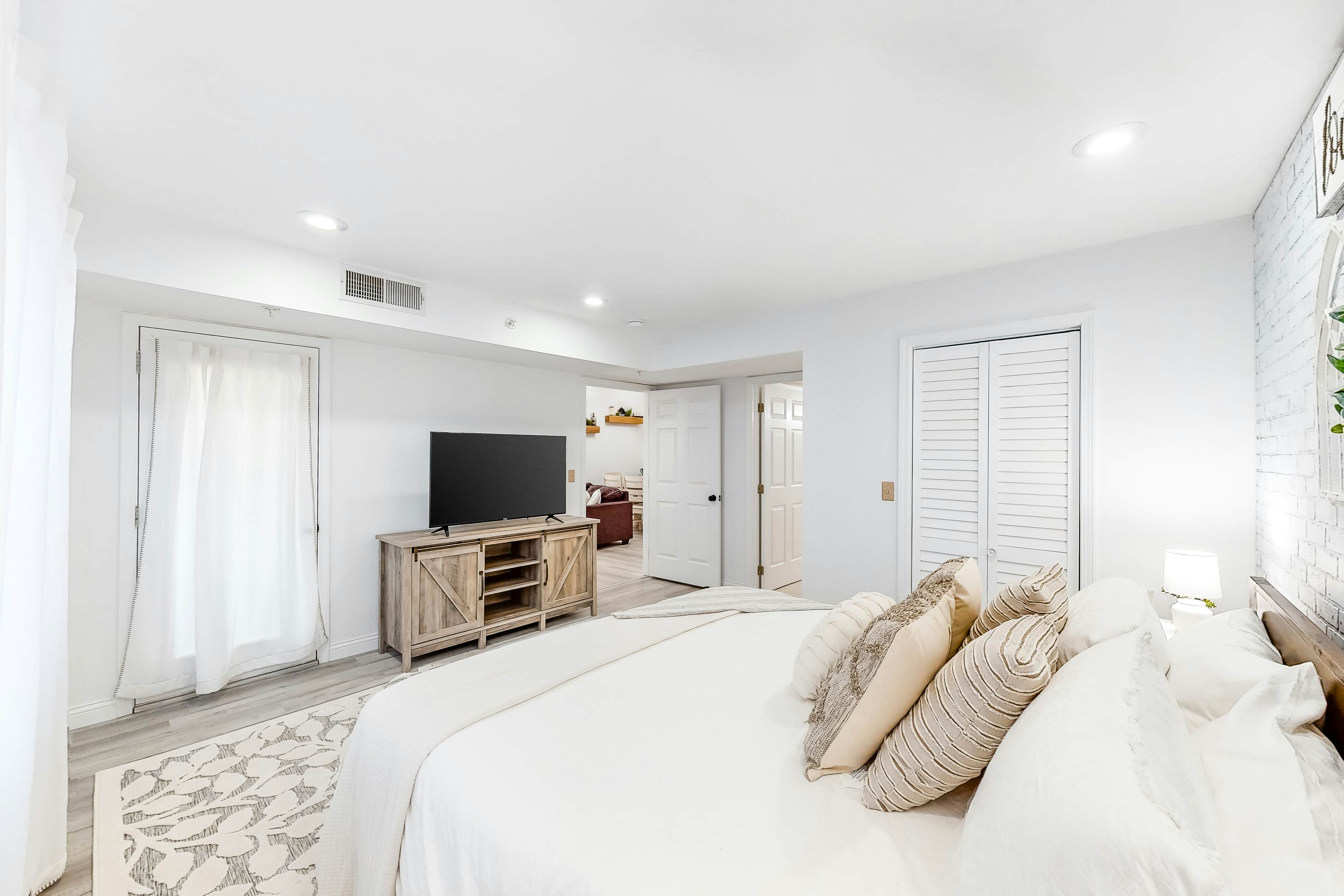 Pointe Royale: Lofty Retreat at The Chic Chalet - Golf & Amenities Galore!