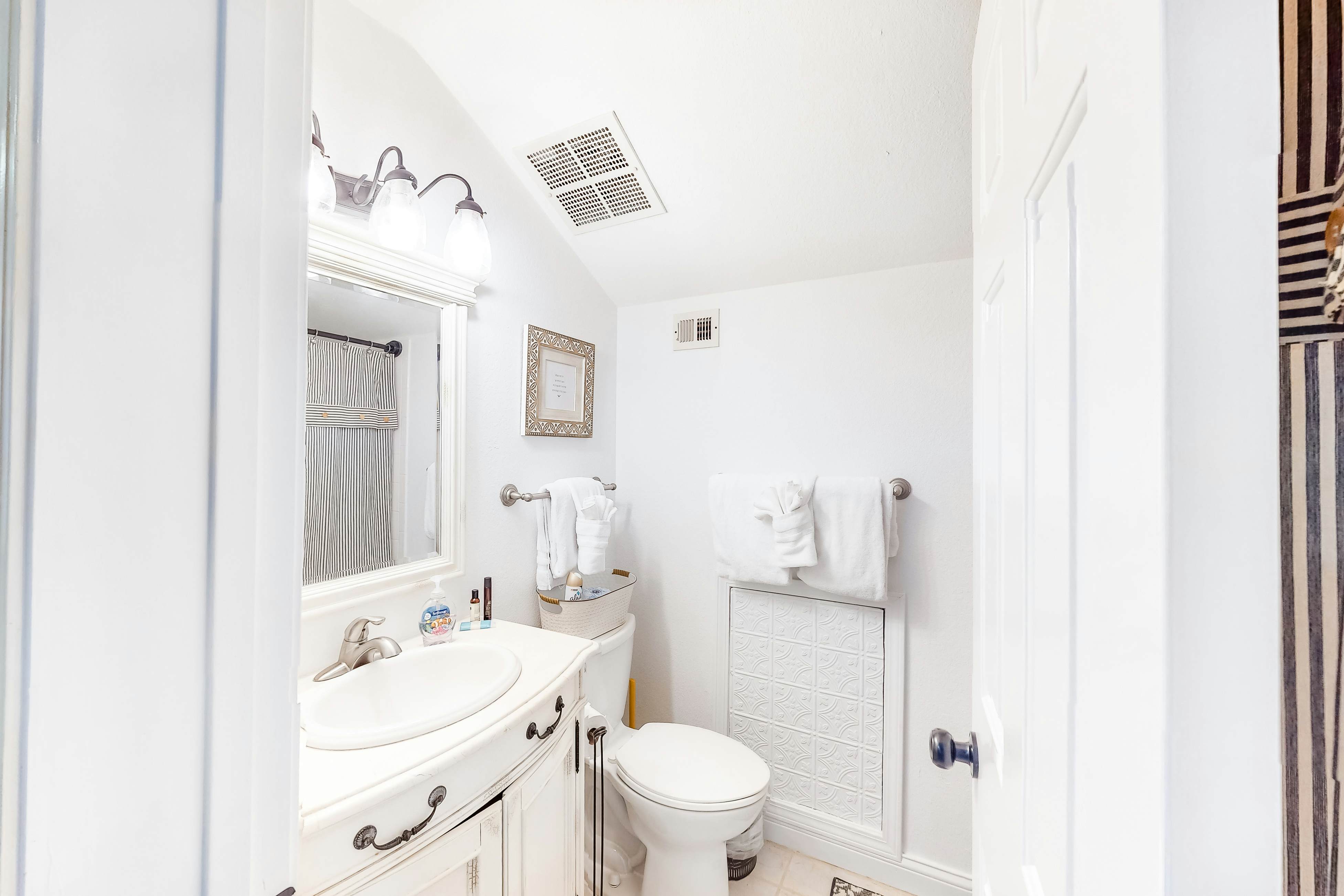 Pointe Royale: Lofty Retreat at The Chic Chalet - Golf & Amenities Galore!