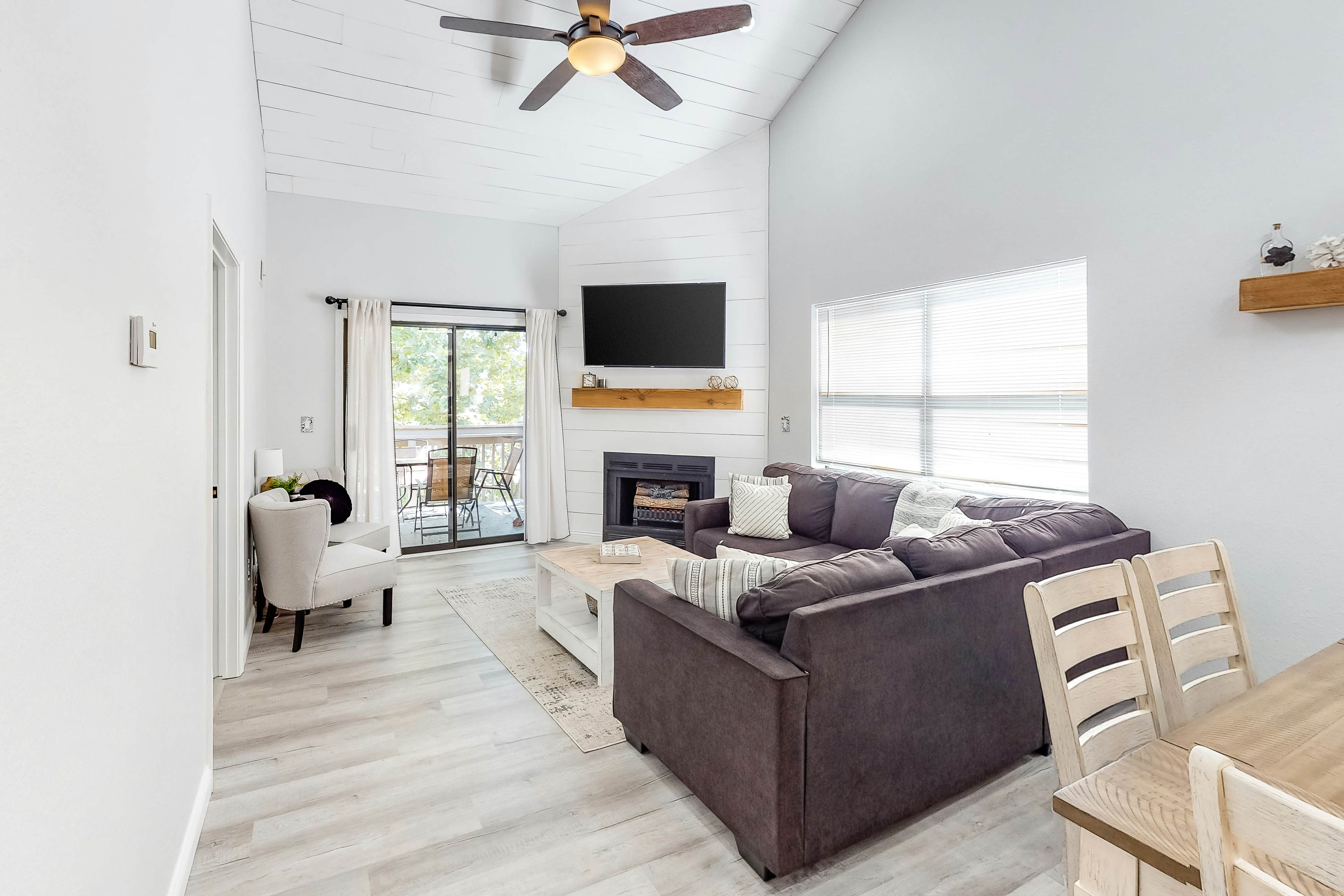 Pointe Royale: Lofty Retreat at The Chic Chalet - Golf & Amenities Galore!