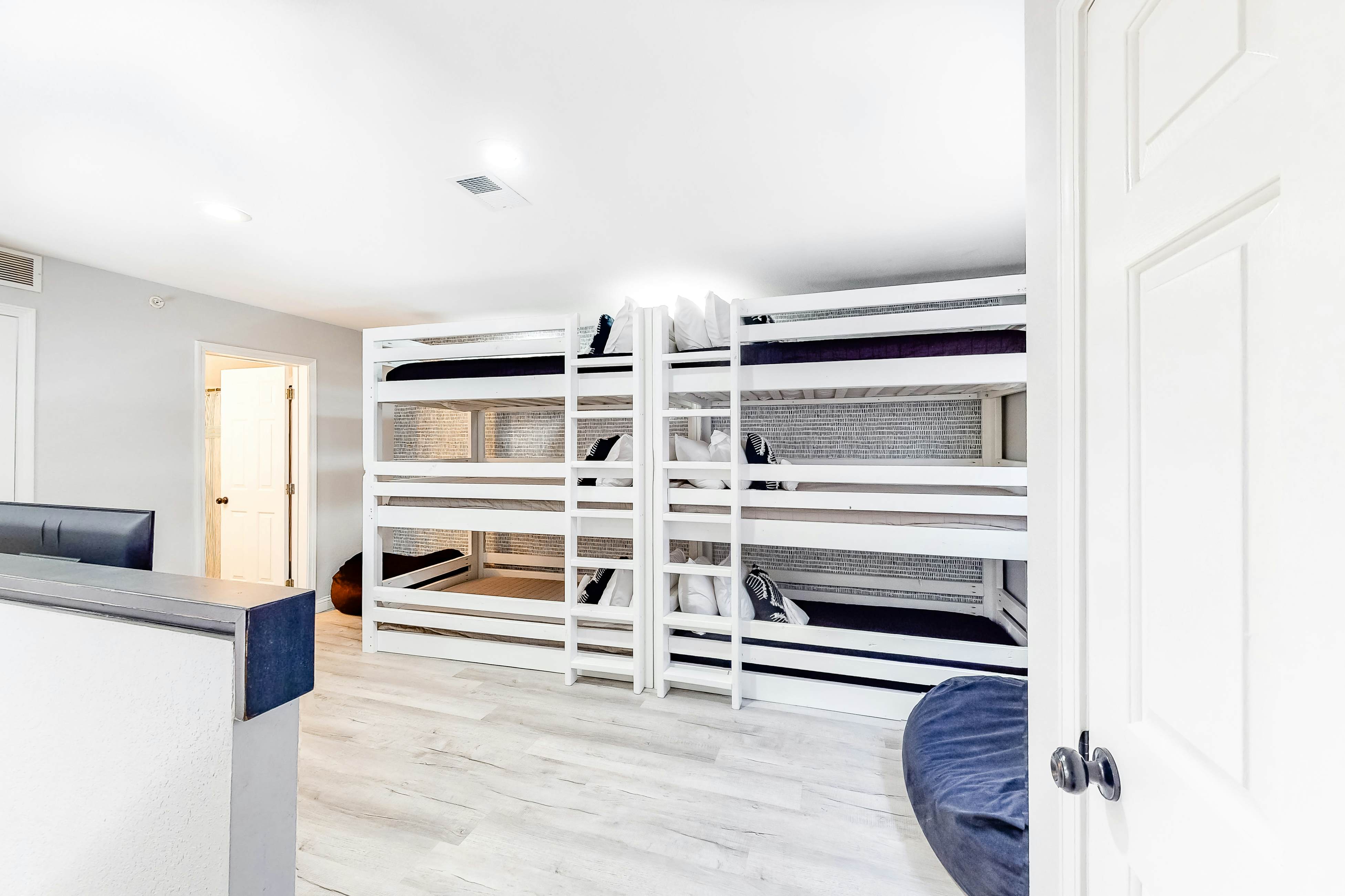 Pointe Royale: Lofty Retreat at The Chic Chalet - Golf & Amenities Galore!