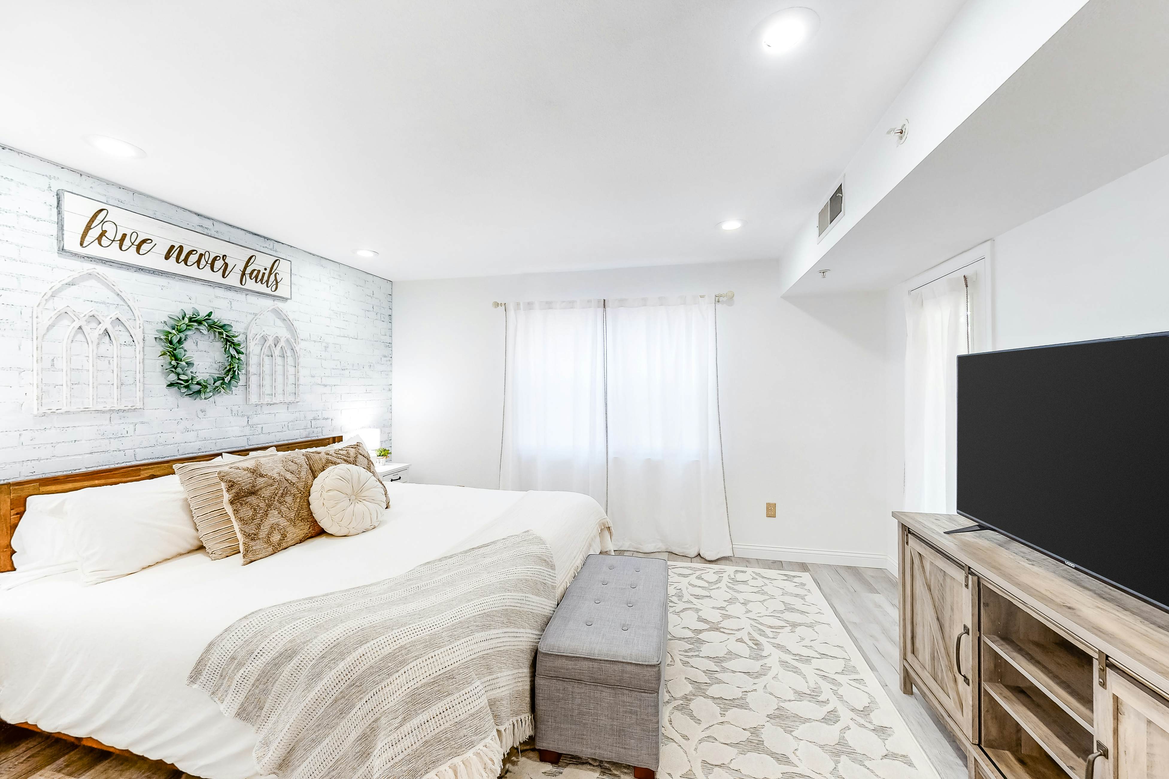 Pointe Royale: Lofty Retreat at The Chic Chalet - Golf & Amenities Galore!