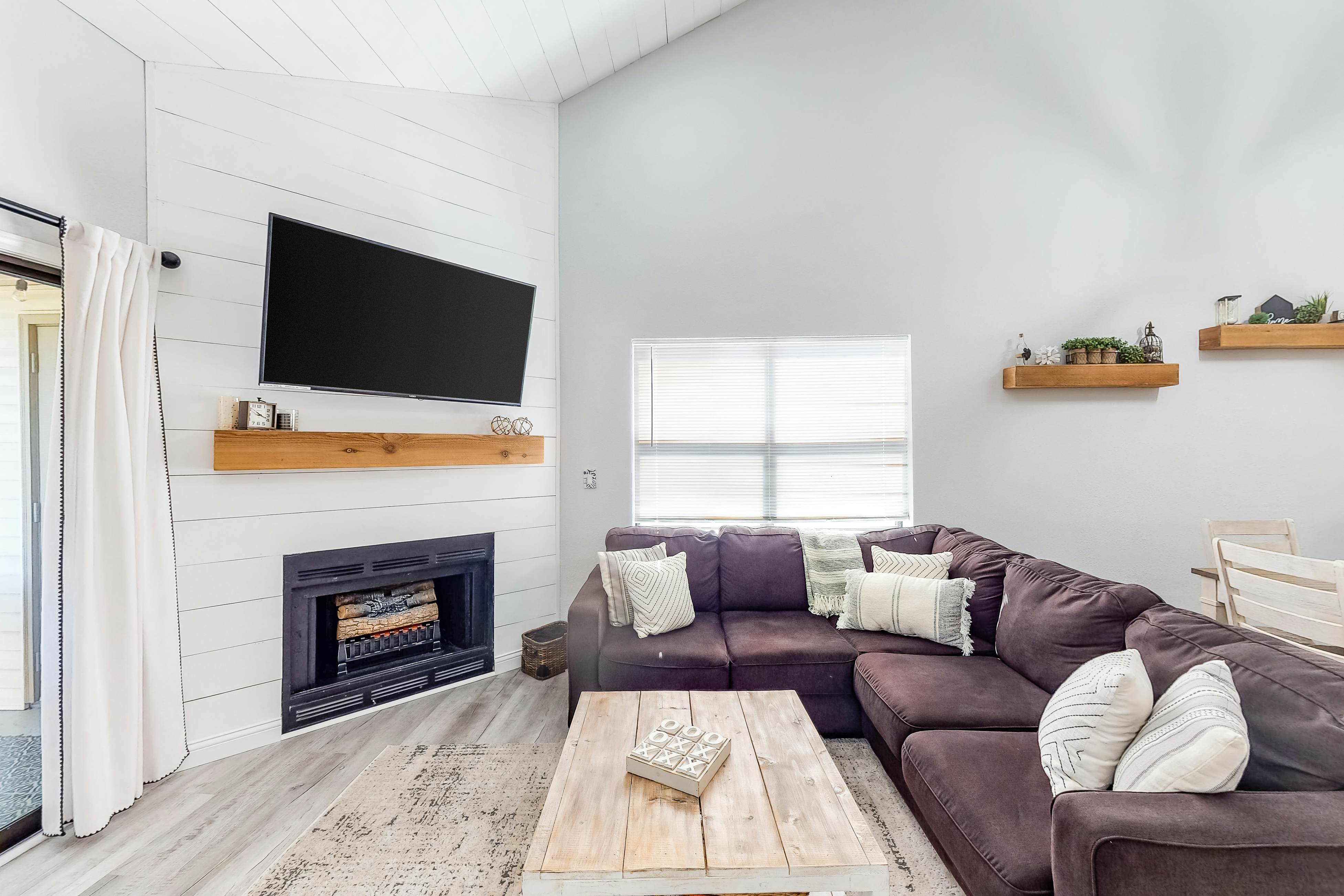 Pointe Royale: Lofty Retreat at The Chic Chalet - Golf & Amenities Galore!