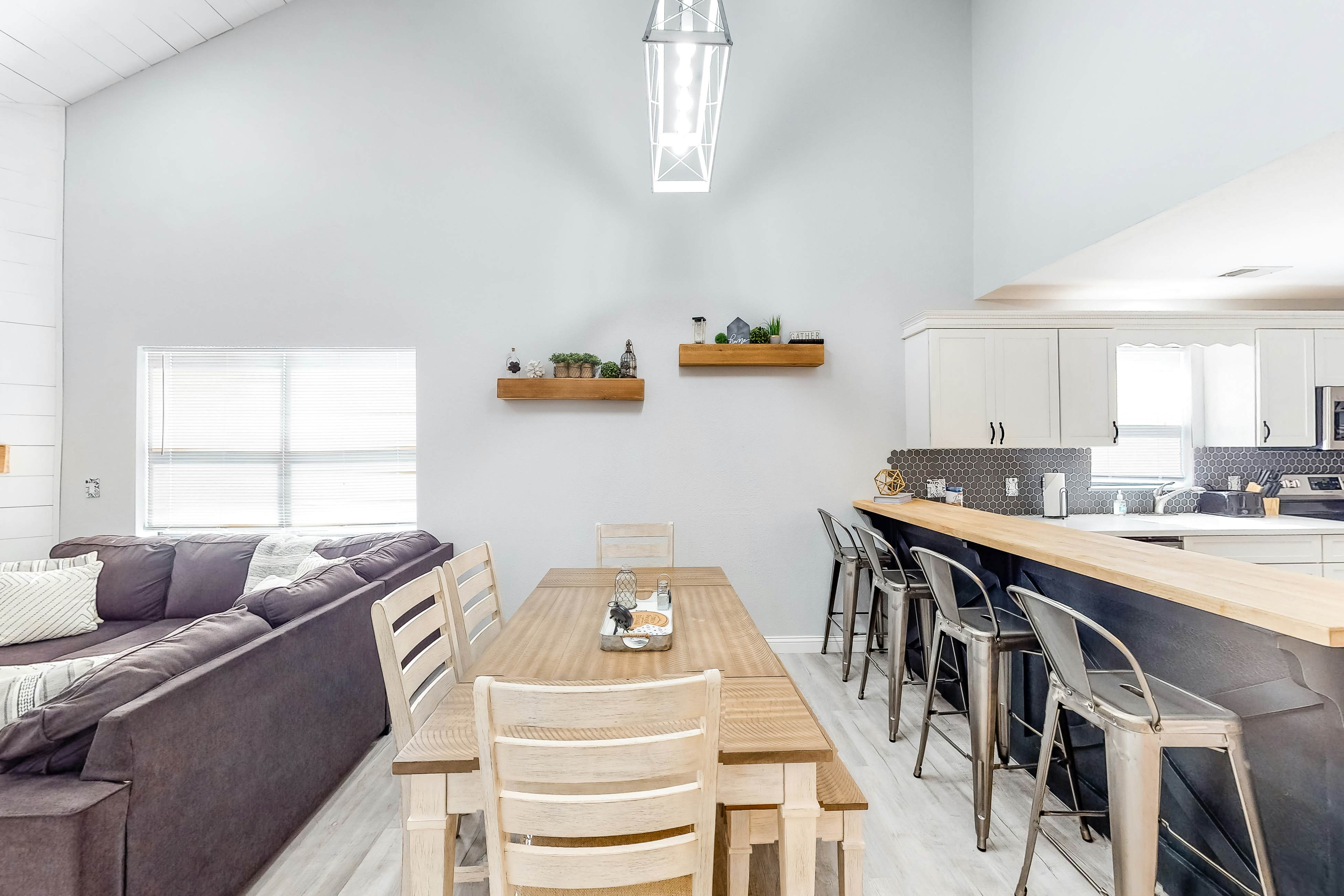 Pointe Royale: Lofty Retreat at The Chic Chalet - Golf & Amenities Galore!