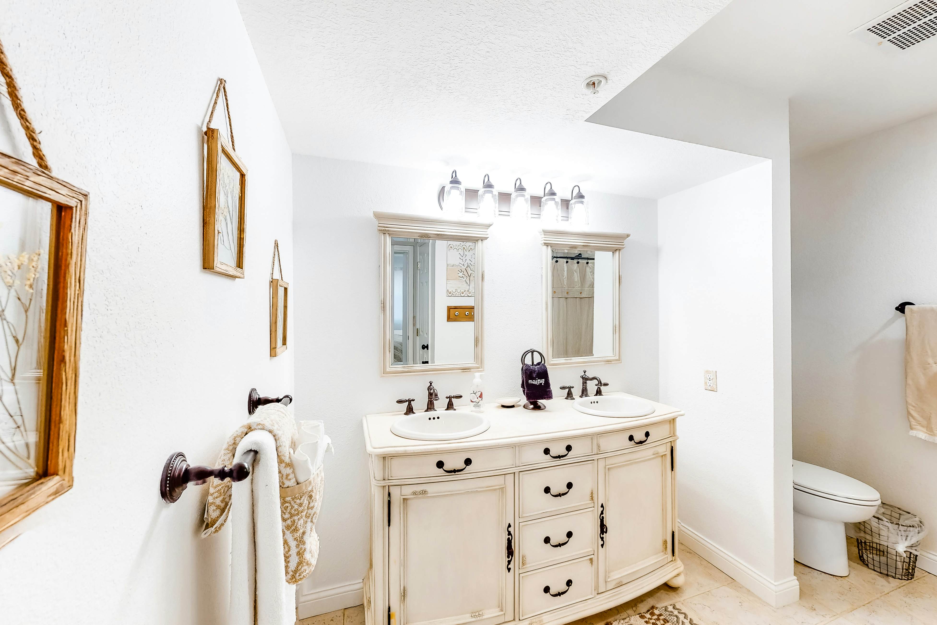 Pointe Royale: Lofty Retreat at The Chic Chalet - Golf & Amenities Galore!