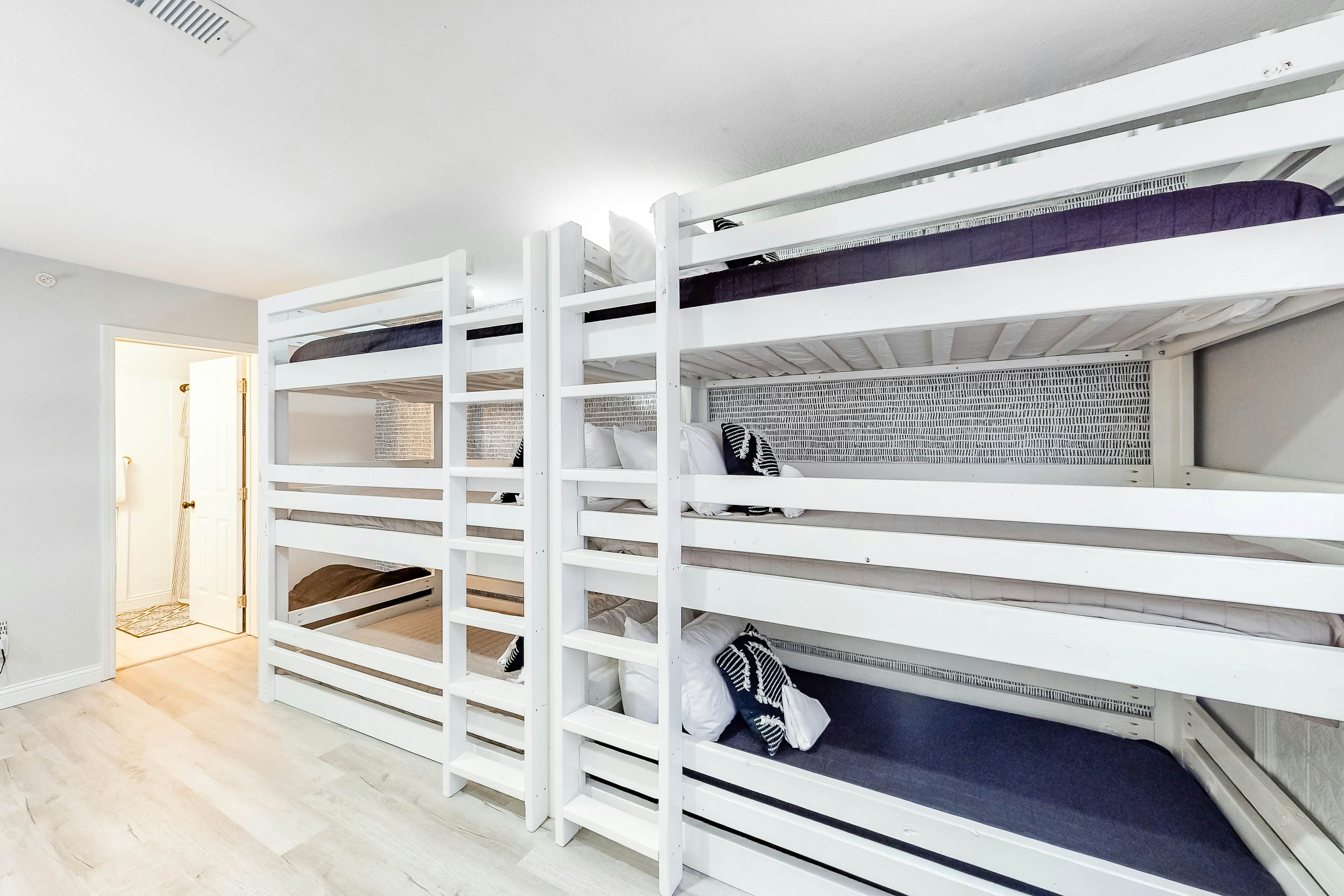 Pointe Royale: Lofty Retreat at The Chic Chalet - Golf & Amenities Galore!