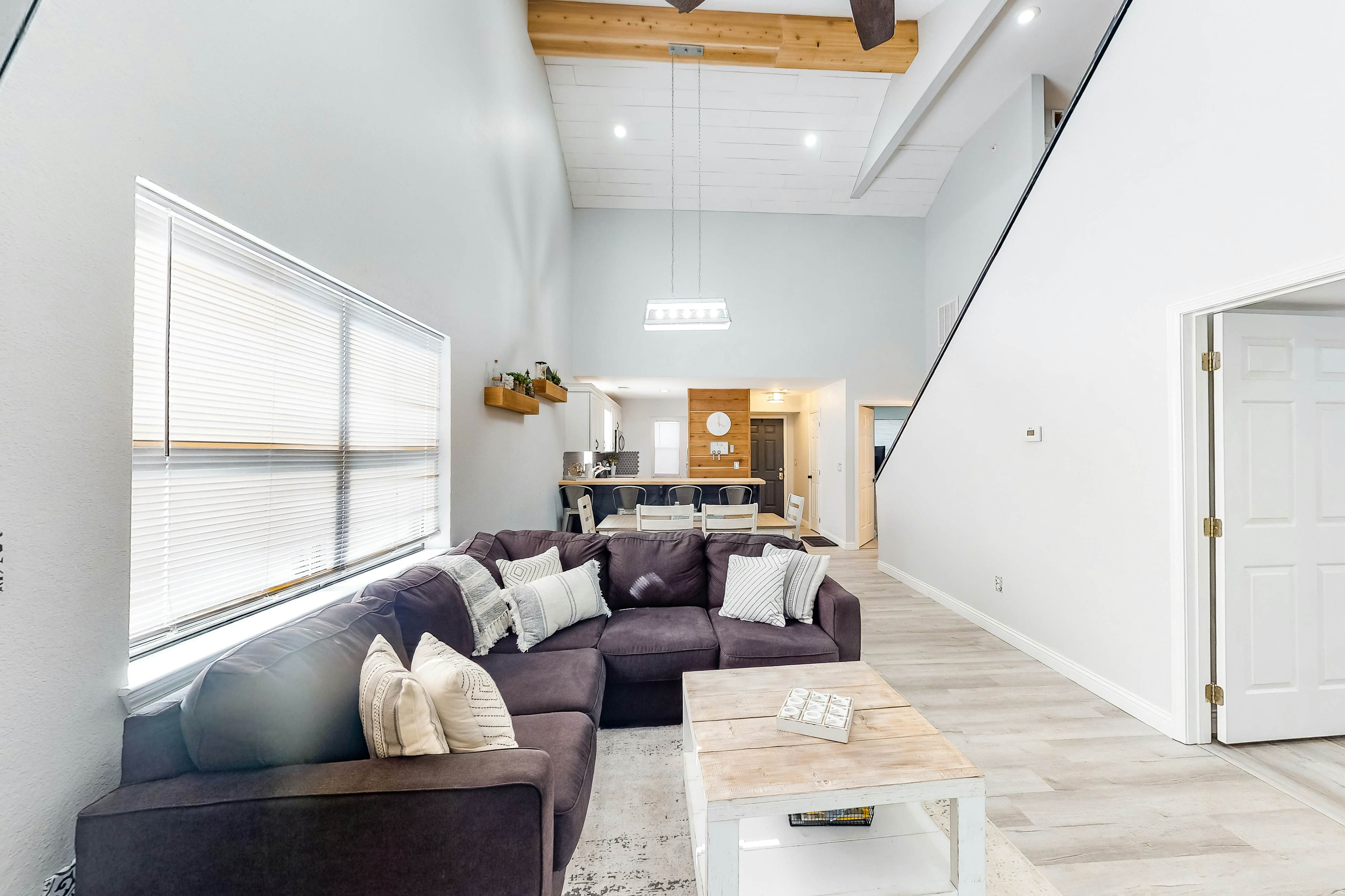 Pointe Royale: Lofty Retreat at The Chic Chalet - Golf & Amenities Galore!