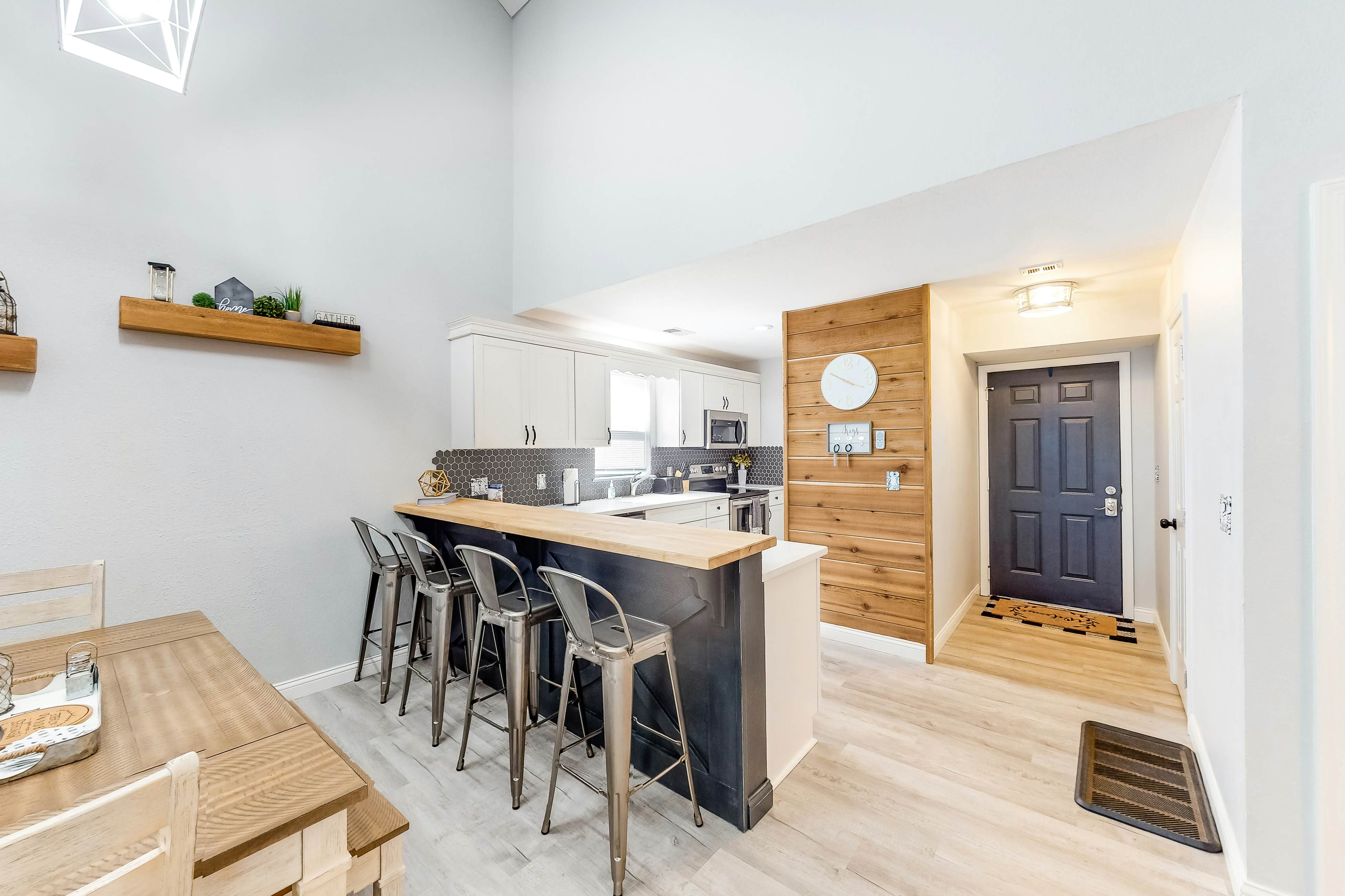 Pointe Royale: Lofty Retreat at The Chic Chalet - Golf & Amenities Galore!