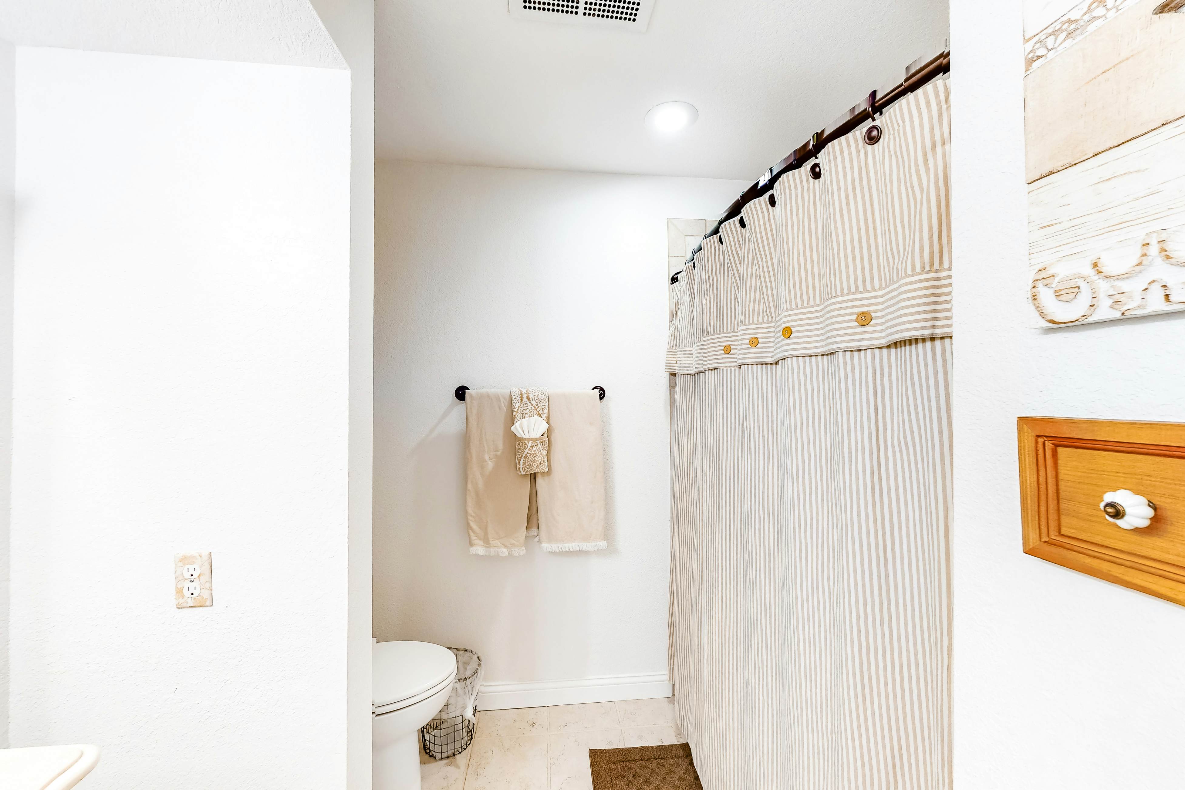 Pointe Royale: Lofty Retreat at The Chic Chalet - Golf & Amenities Galore!