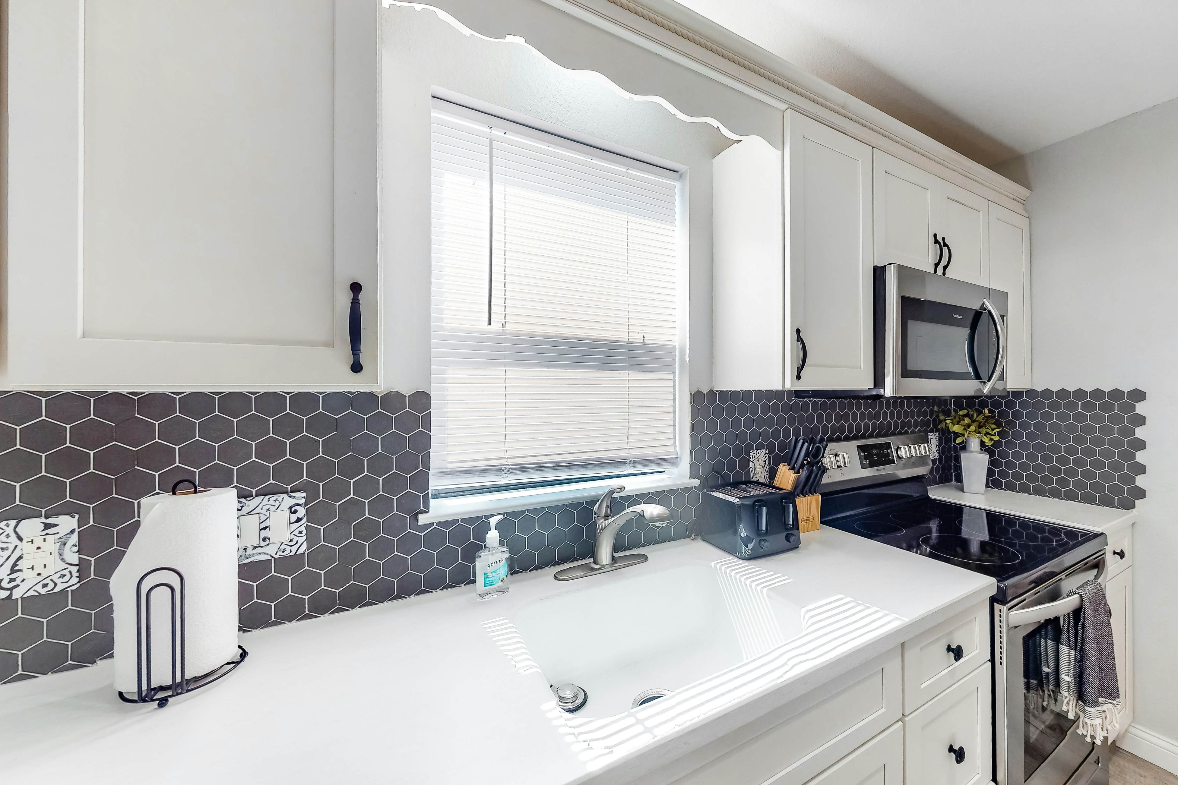 Pointe Royale: Lofty Retreat at The Chic Chalet - Golf & Amenities Galore!