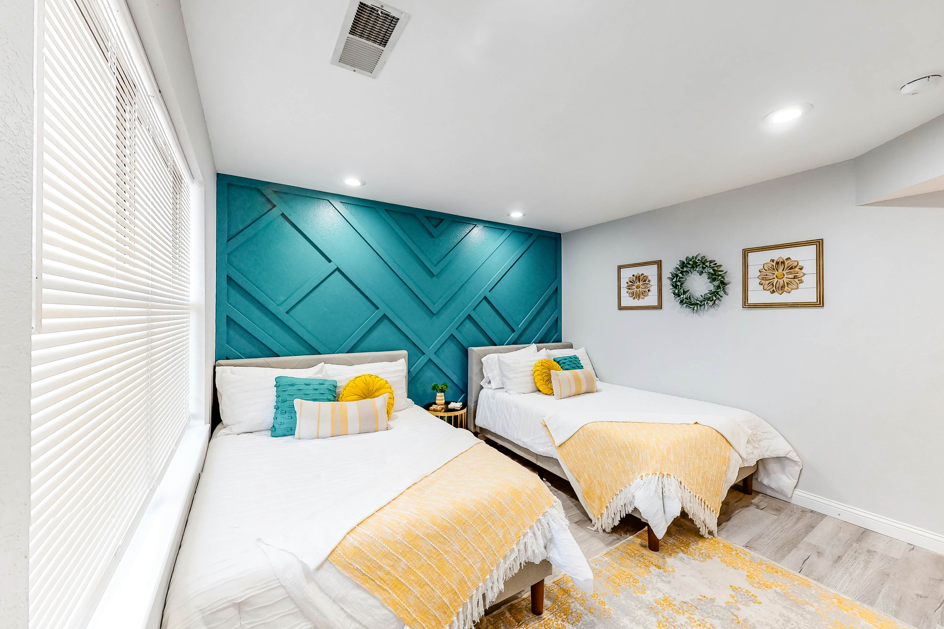 Pointe Royale: Lofty Retreat at The Chic Chalet - Golf & Amenities Galore!