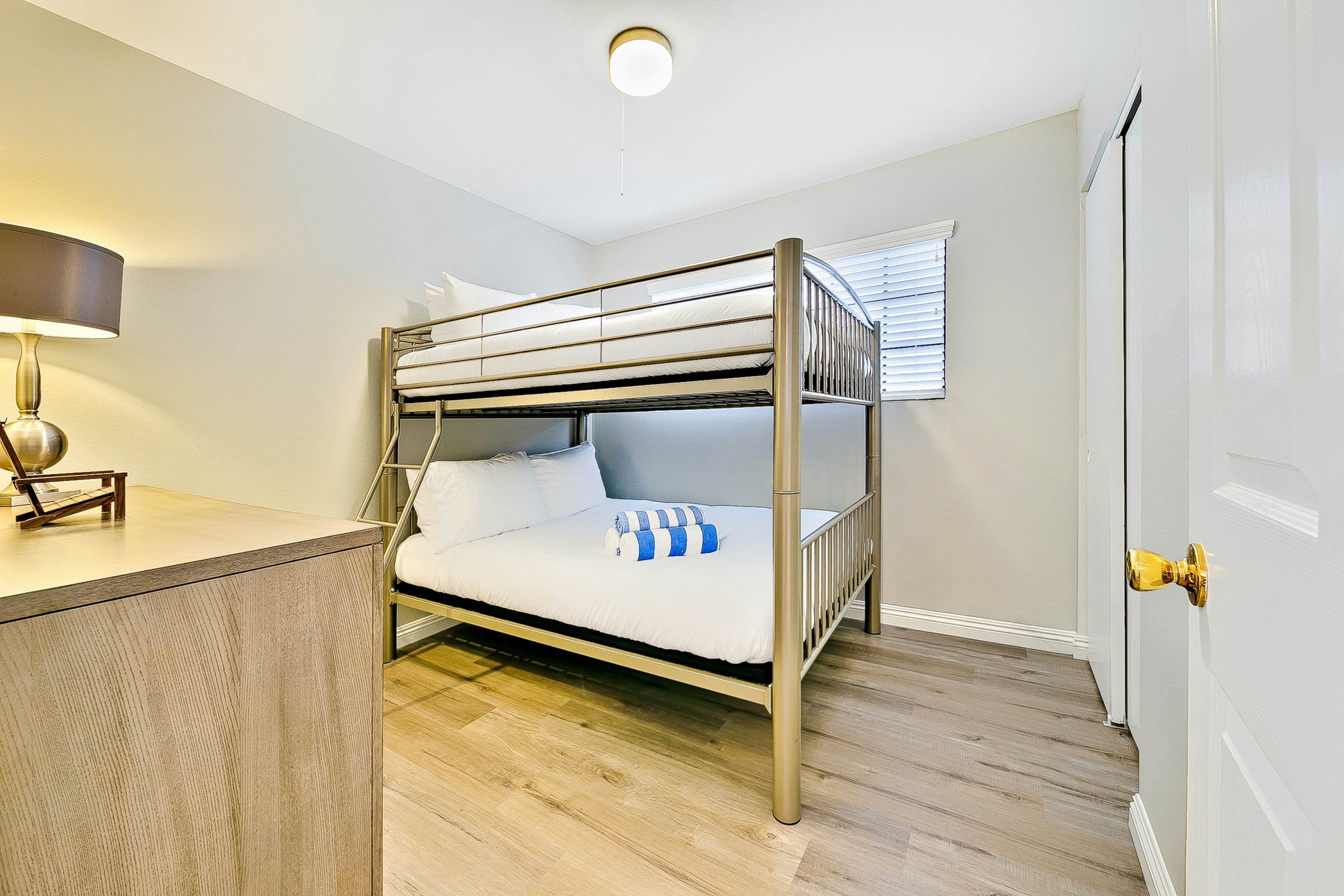 Perfect Newport Beach Location With Balcony Spa II