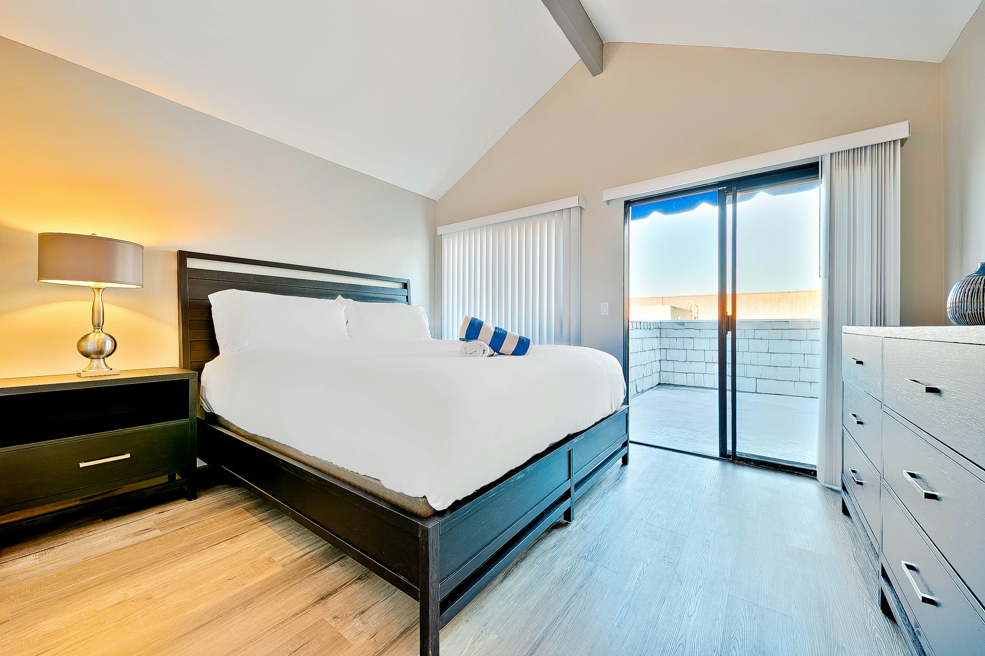 Perfect Newport Beach Location With Balcony Spa II