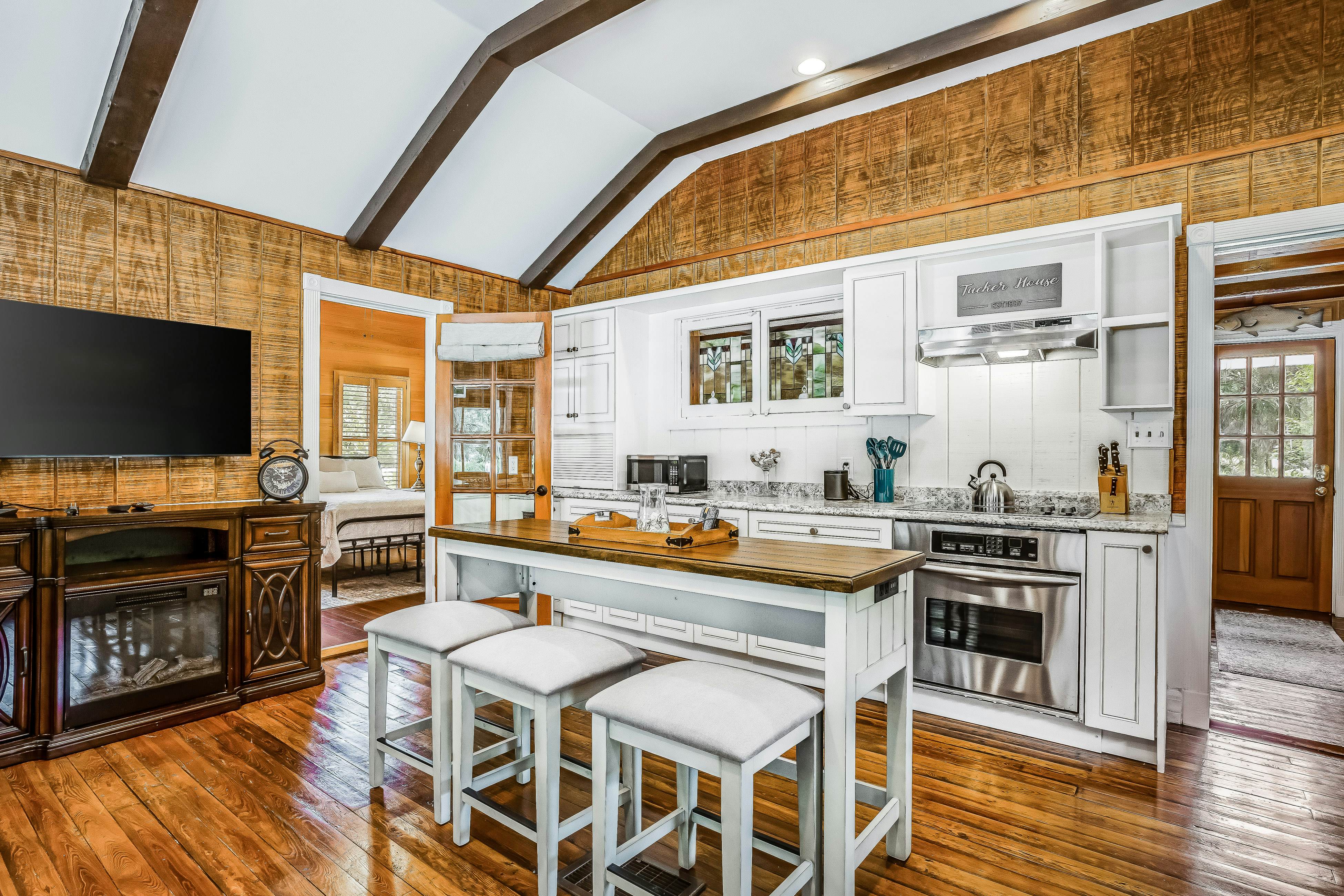 The Tucker House - Historical Bonita Cottage