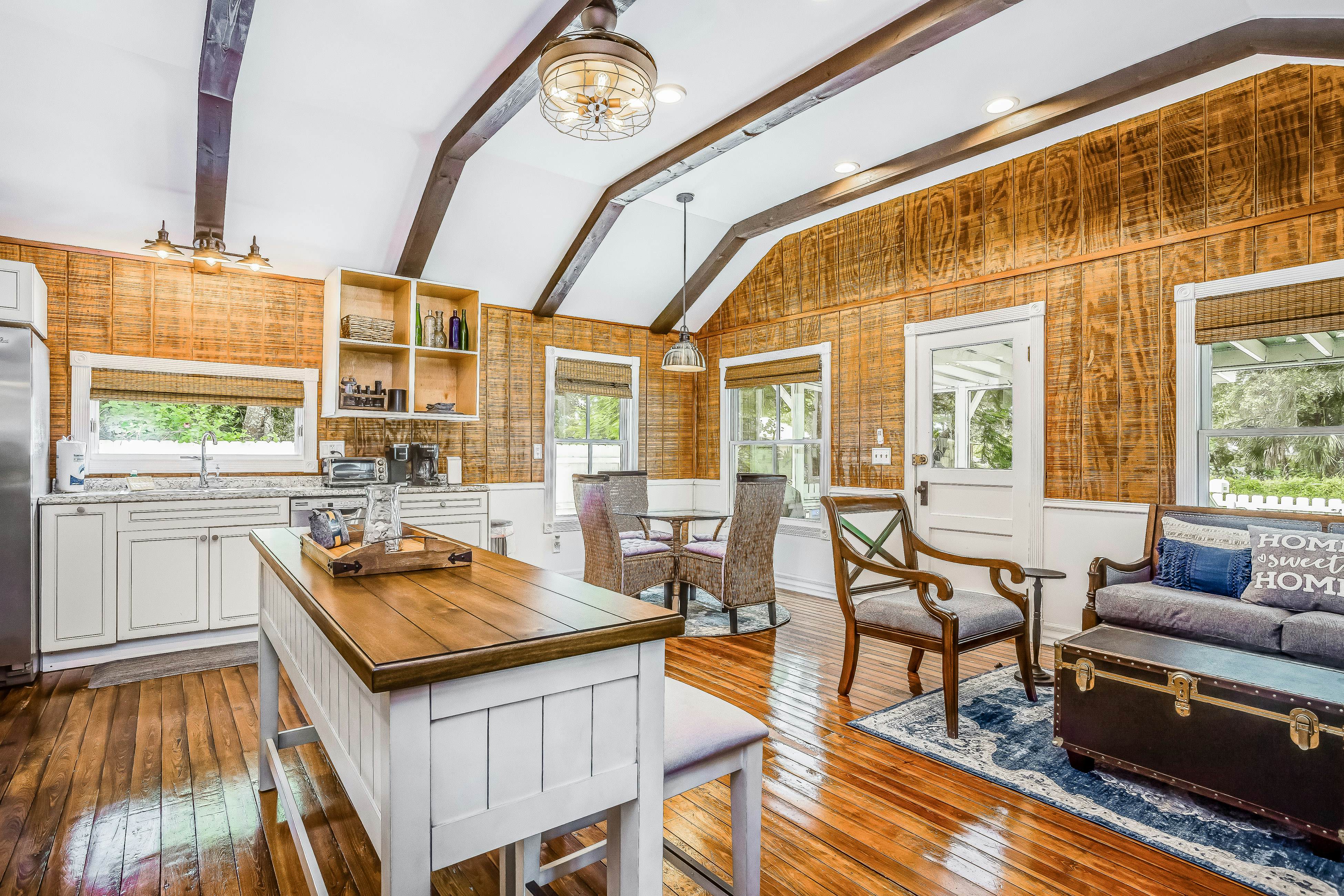 The Tucker House - Historical Bonita Cottage