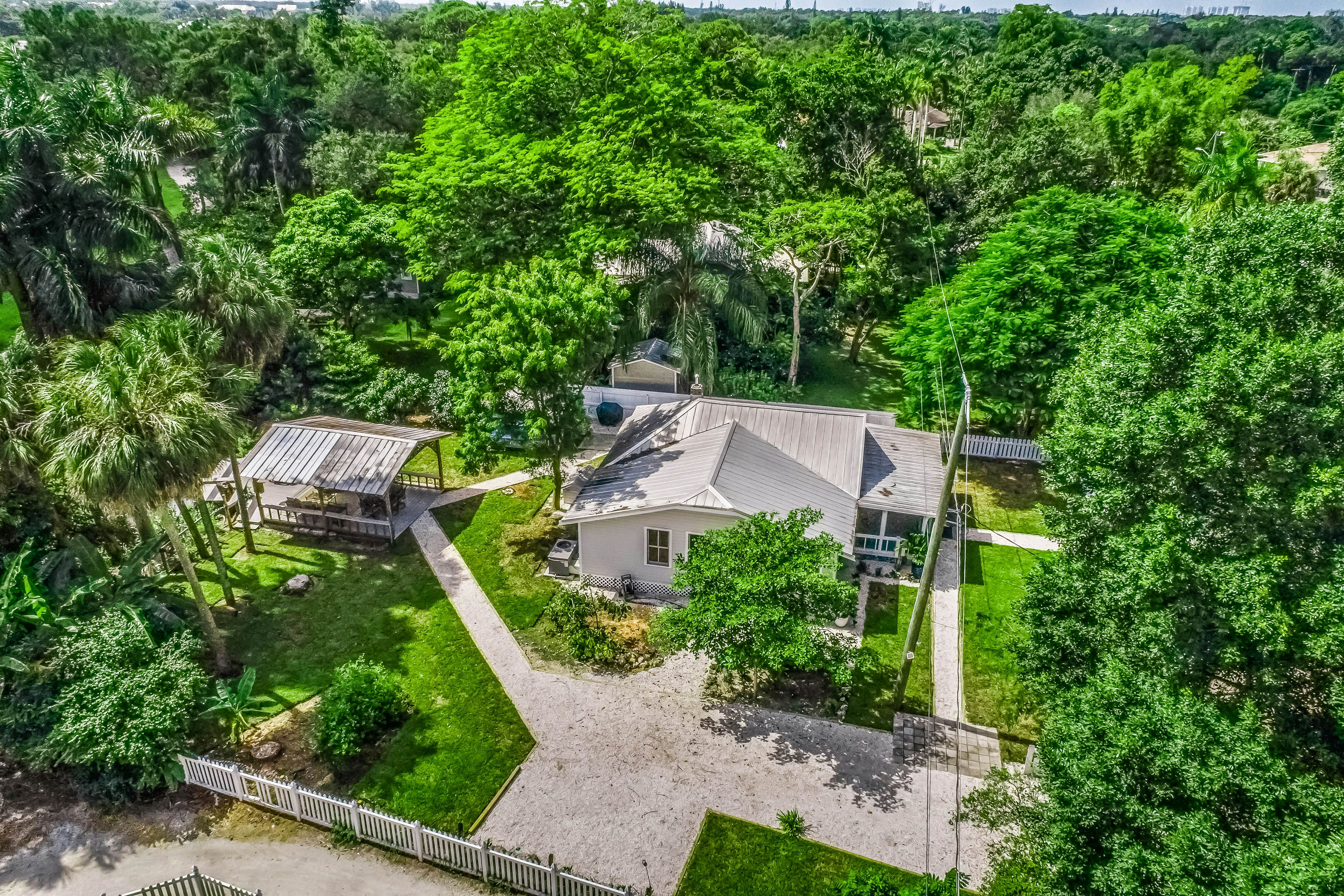 The Tucker House - Historical Bonita Cottage