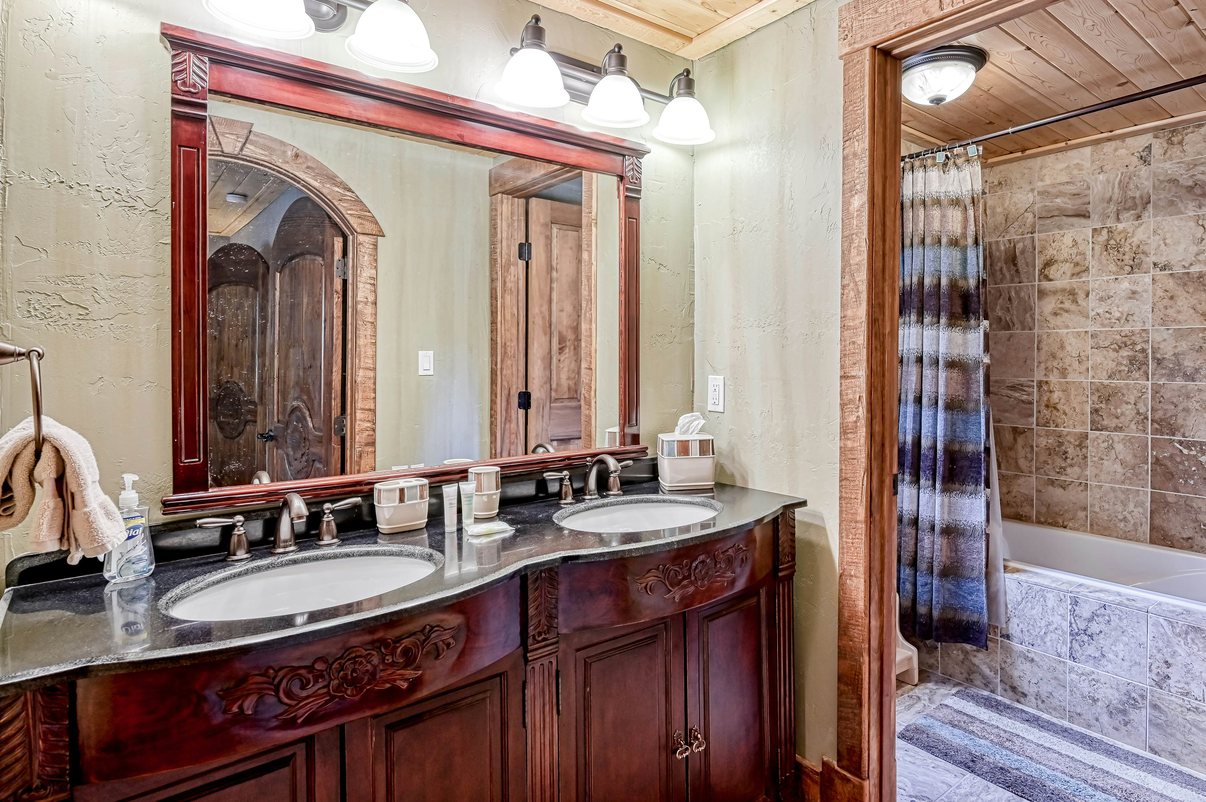 Casa Grande - the Palace in the Pines