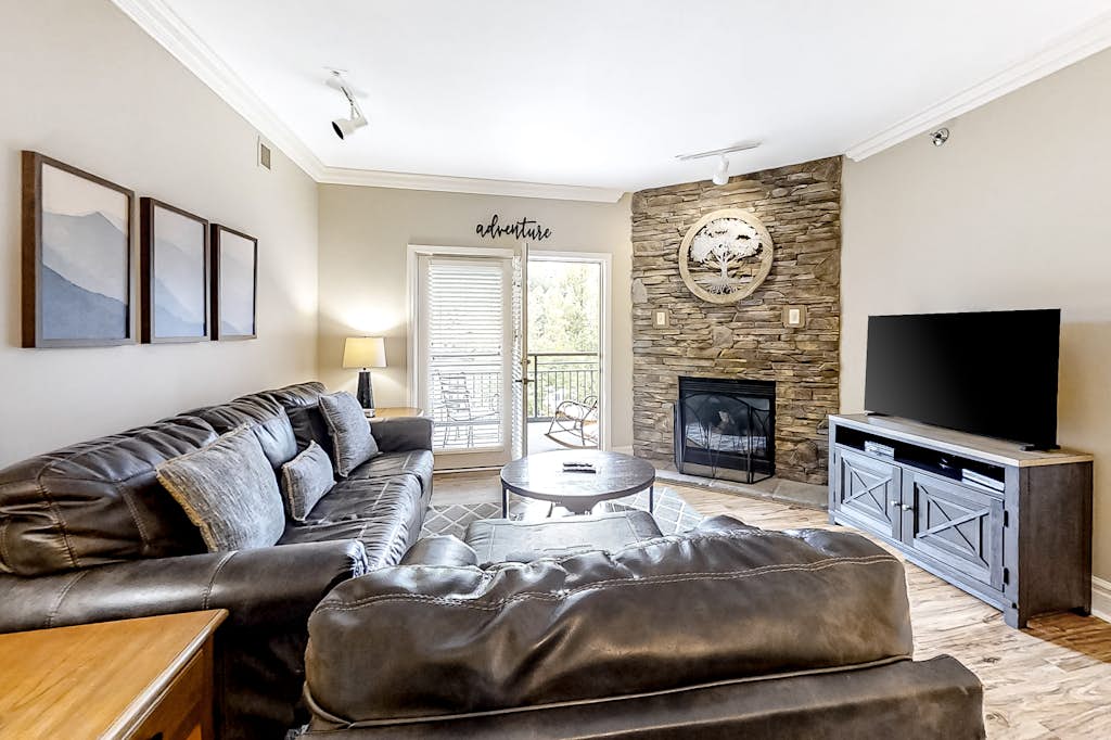 Elegant View Condo, Sleeps 6, Balcony, Jetted Tub — Gatlinburg, TN — vacation rental