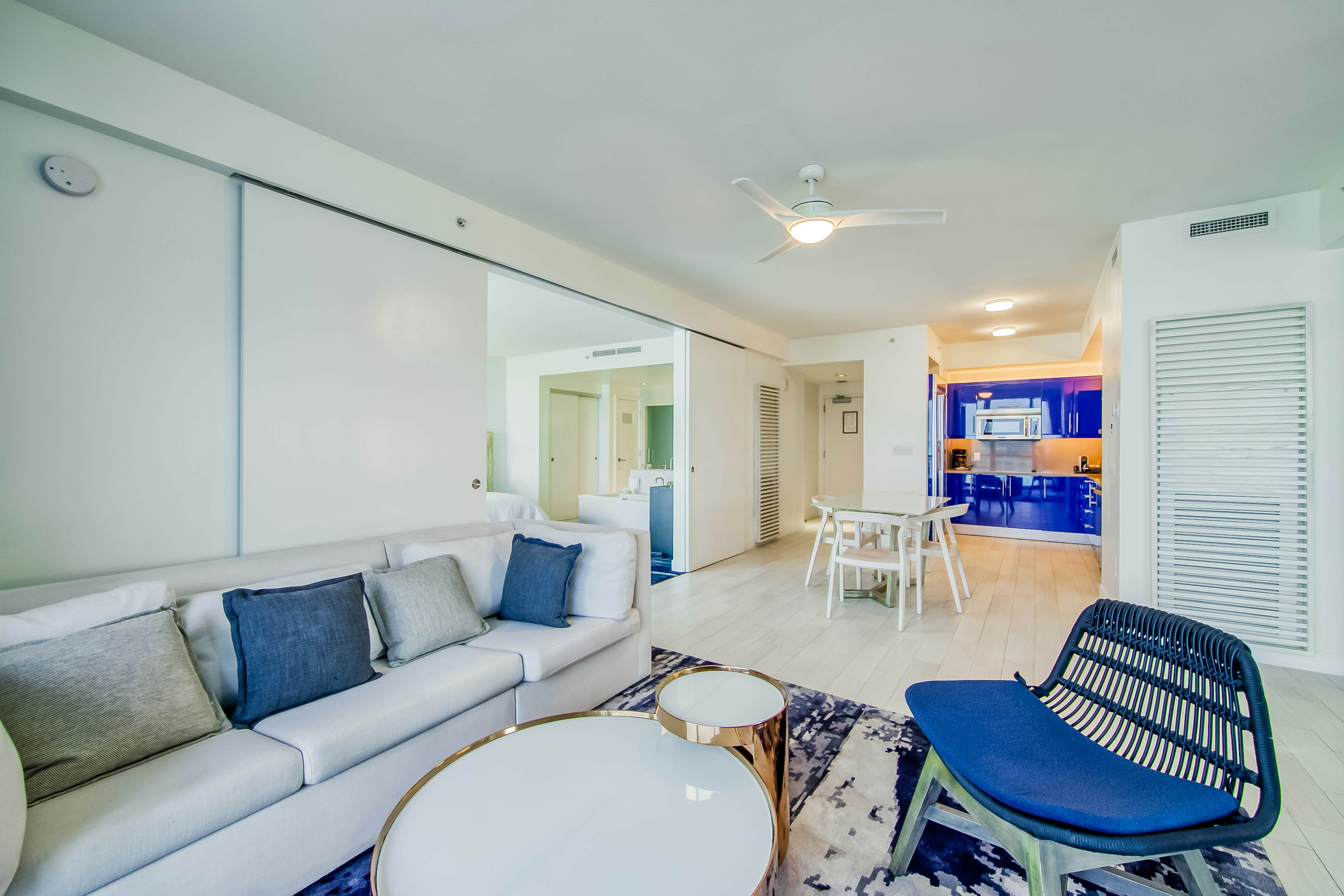 The W - Beach & Sun - #1802