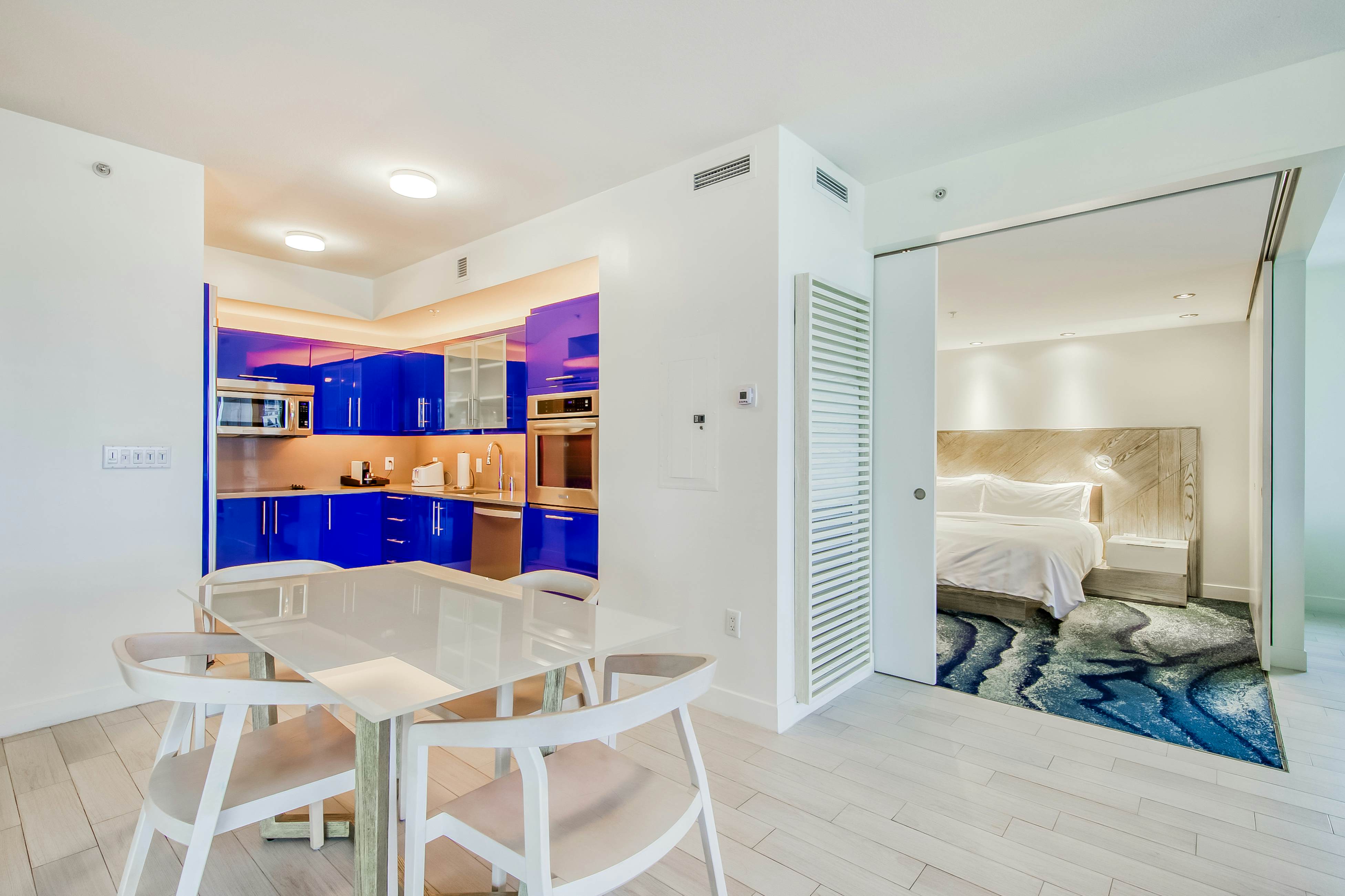 The W - Beach & Sun - #1802