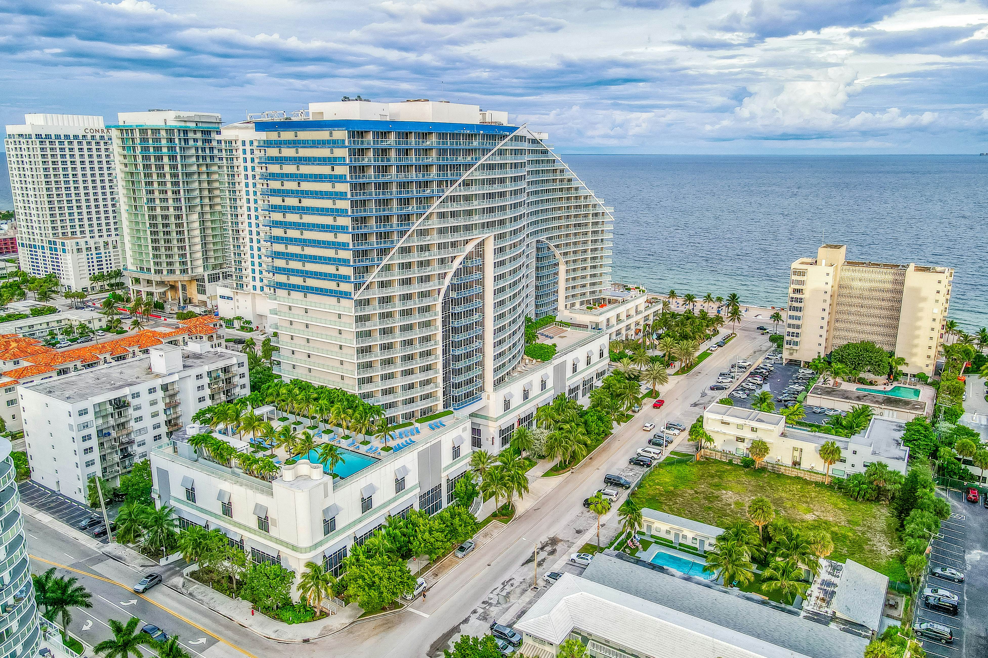 The W - Beach & Sun - #1802