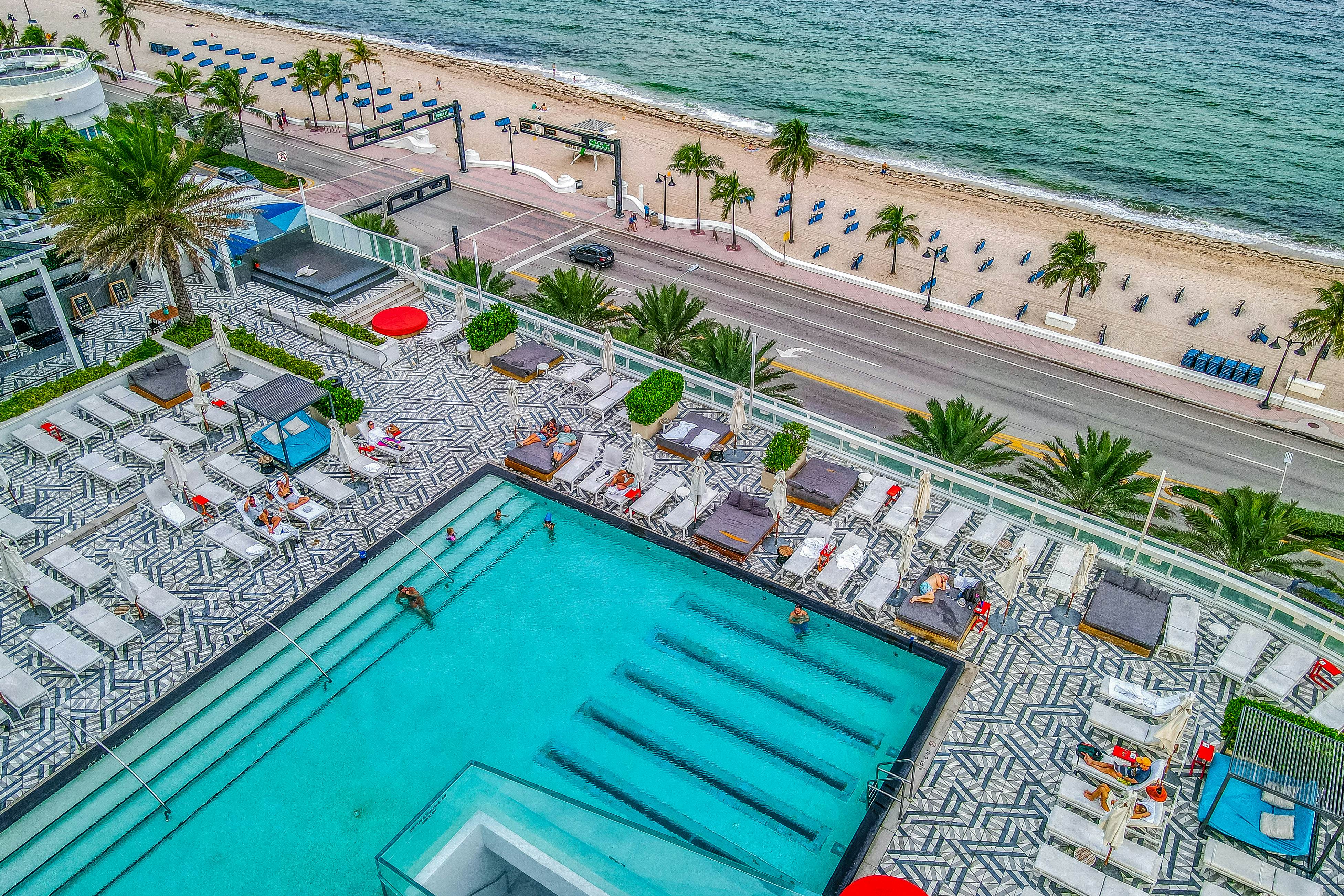 The W - Beach & Sun - #1802