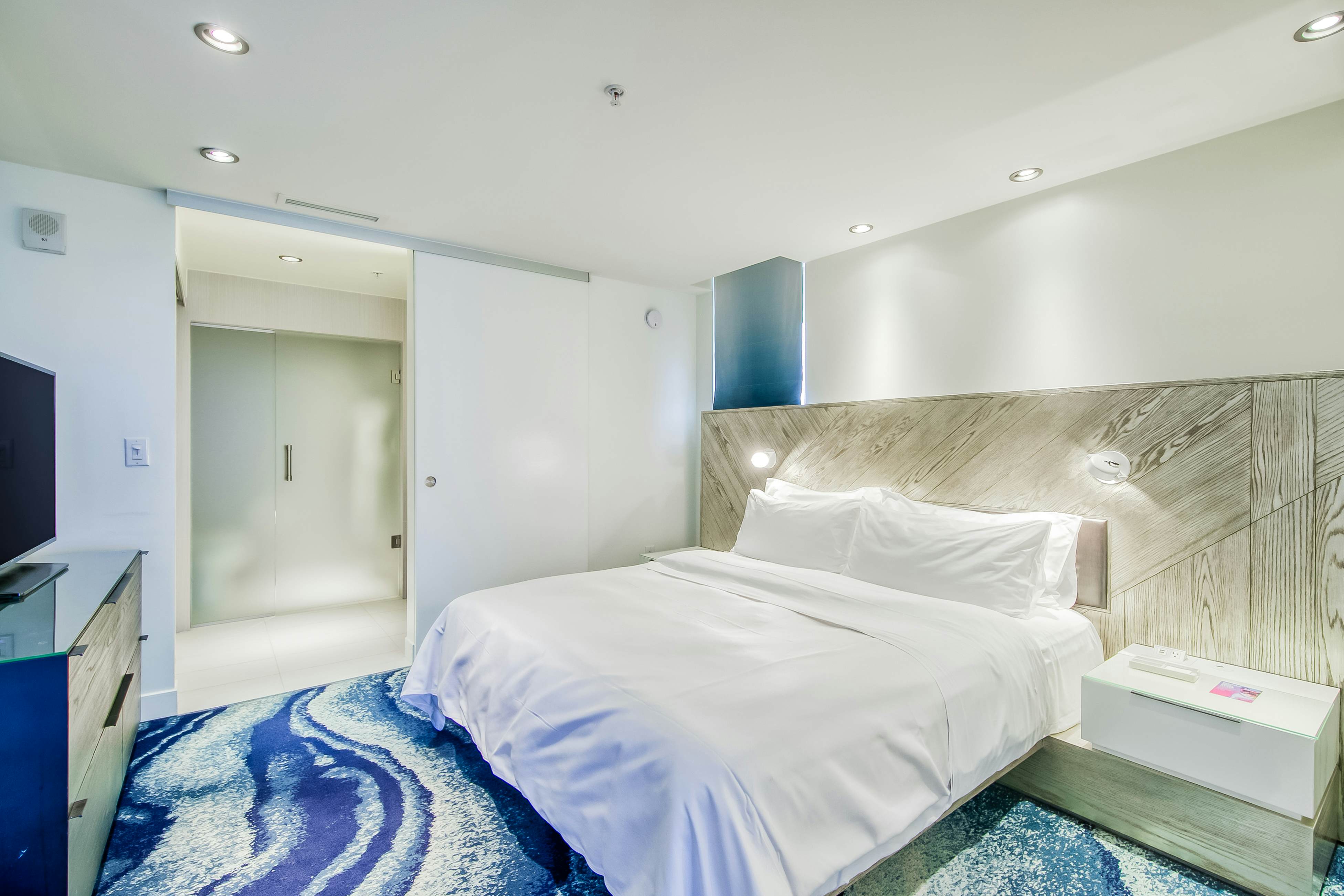 The W - Beach & Sun - #1802