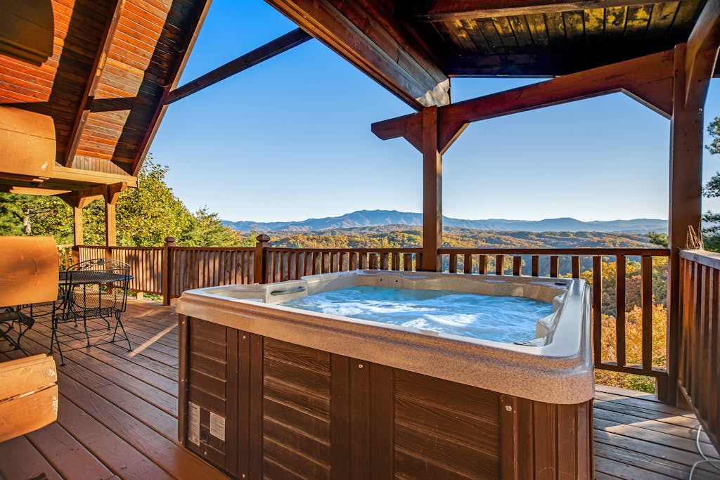 Cabin W Mtn Views, Sleeps 9, Decks, Private Hot Tub — Sevierville, TN — vacation rental