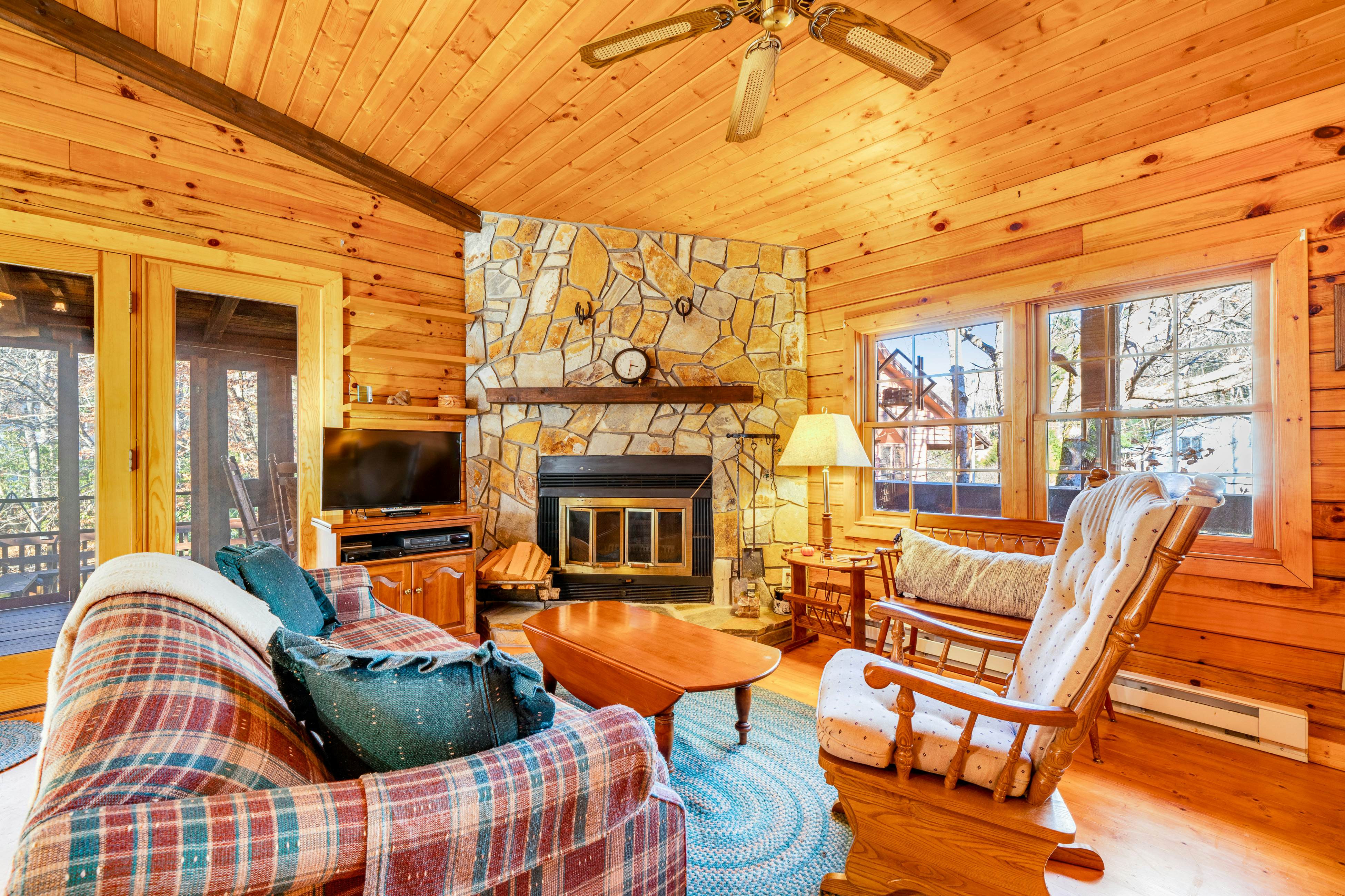 Creekfront Cabin 2 BD Newland, NC Vacation Rental Vacasa