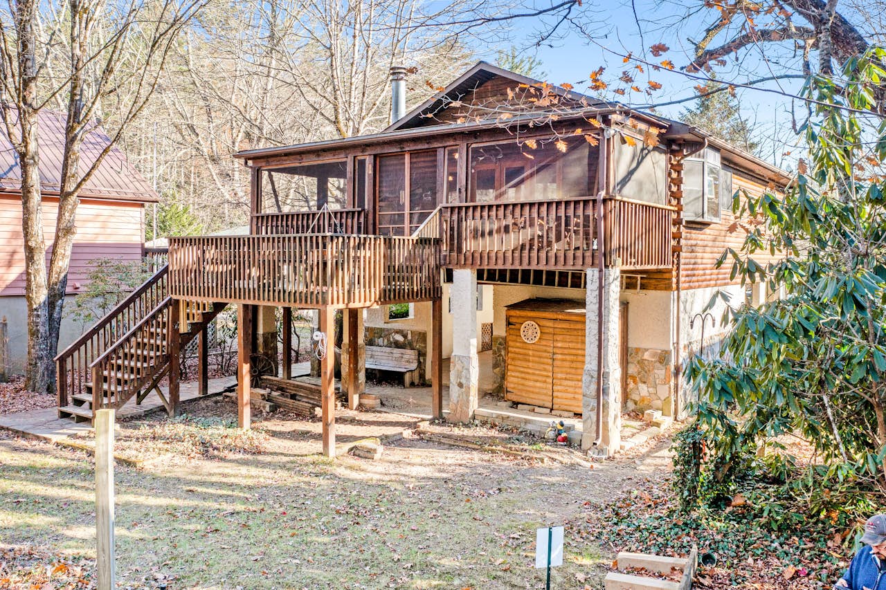 Creekfront Cabin 2 BD Newland, NC Vacation Rental Vacasa