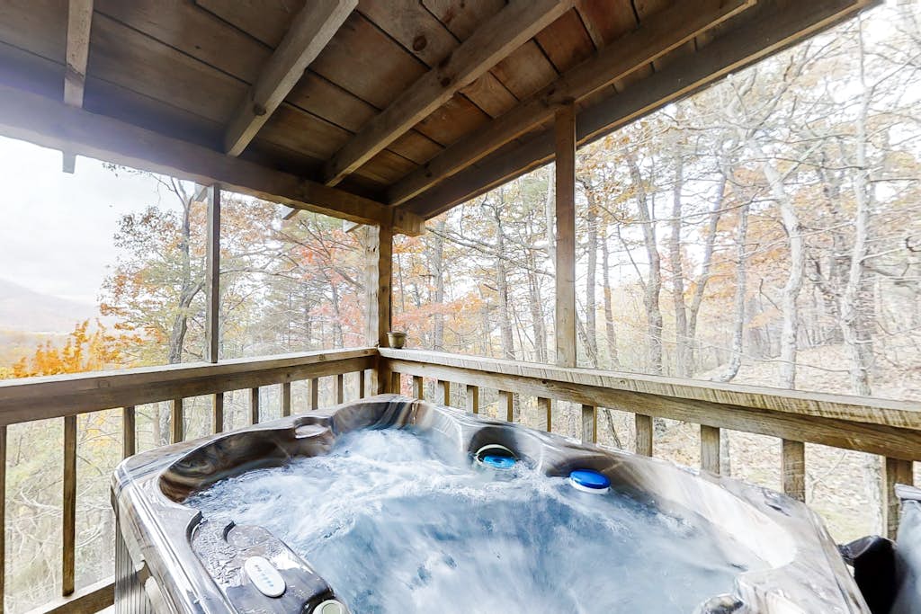Mtn View Cabin, Sleeps 4, In the Woods, Deck, Hot Tub — Sevierville, TN — vacation rental