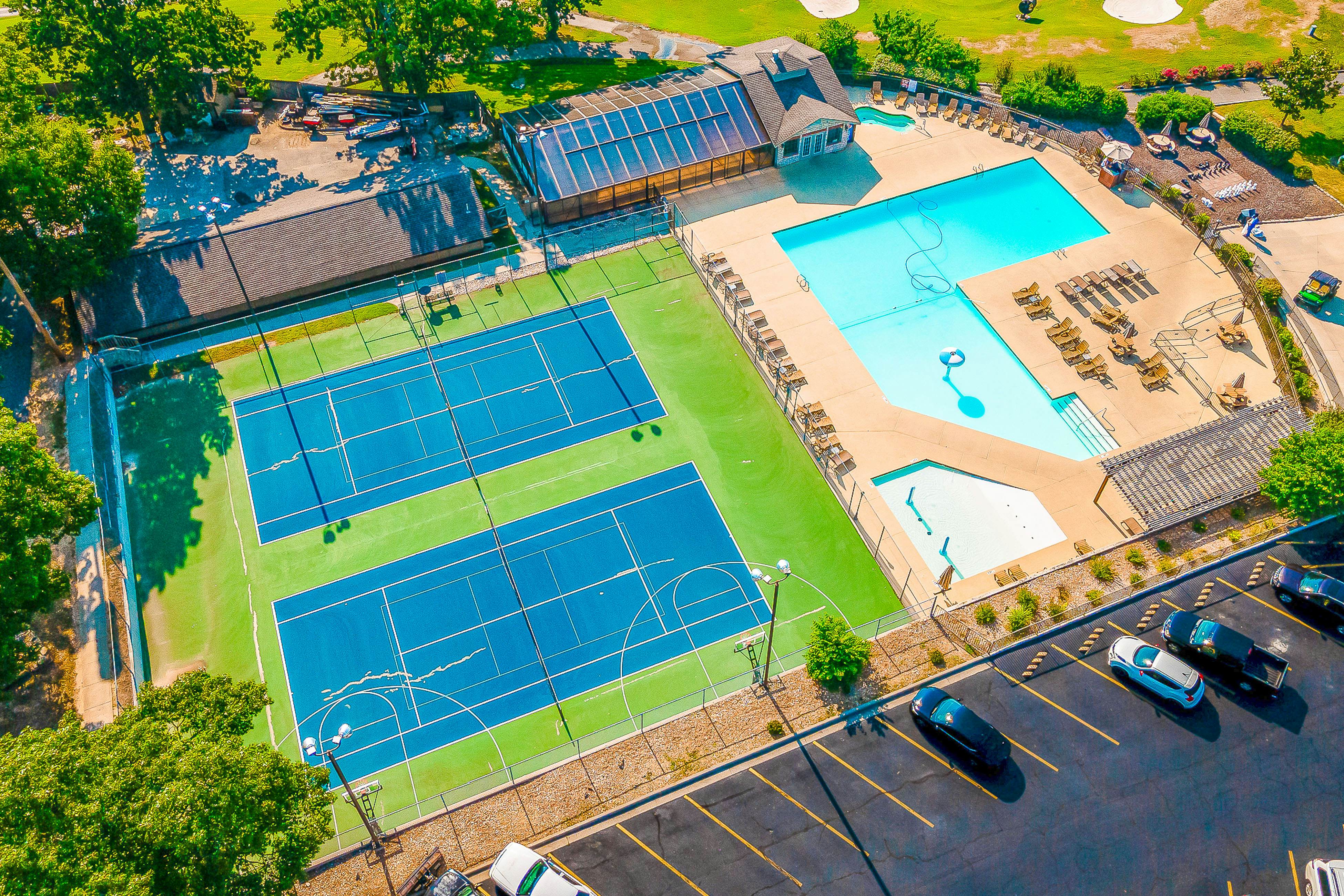 Pointe Royale: Lofty Retreat at The Chic Chalet - Golf & Amenities Galore!