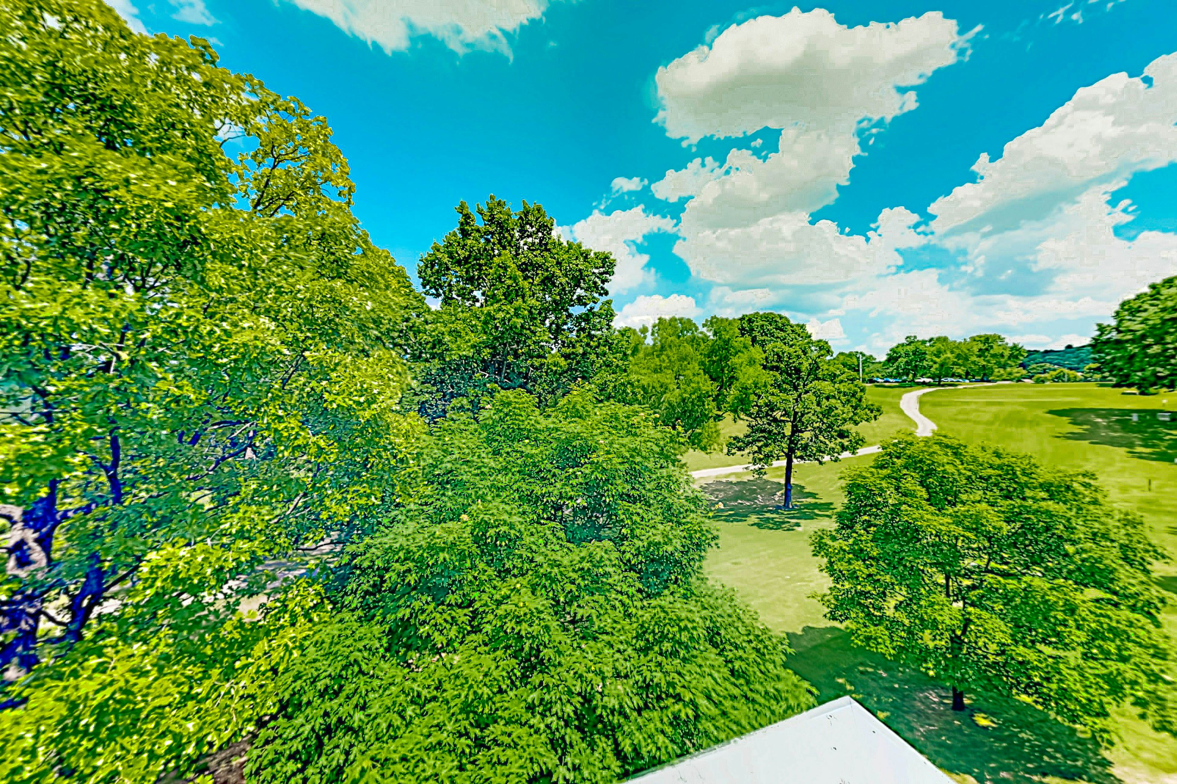 Pointe Royale: Lofty Retreat at The Chic Chalet - Golf & Amenities Galore!