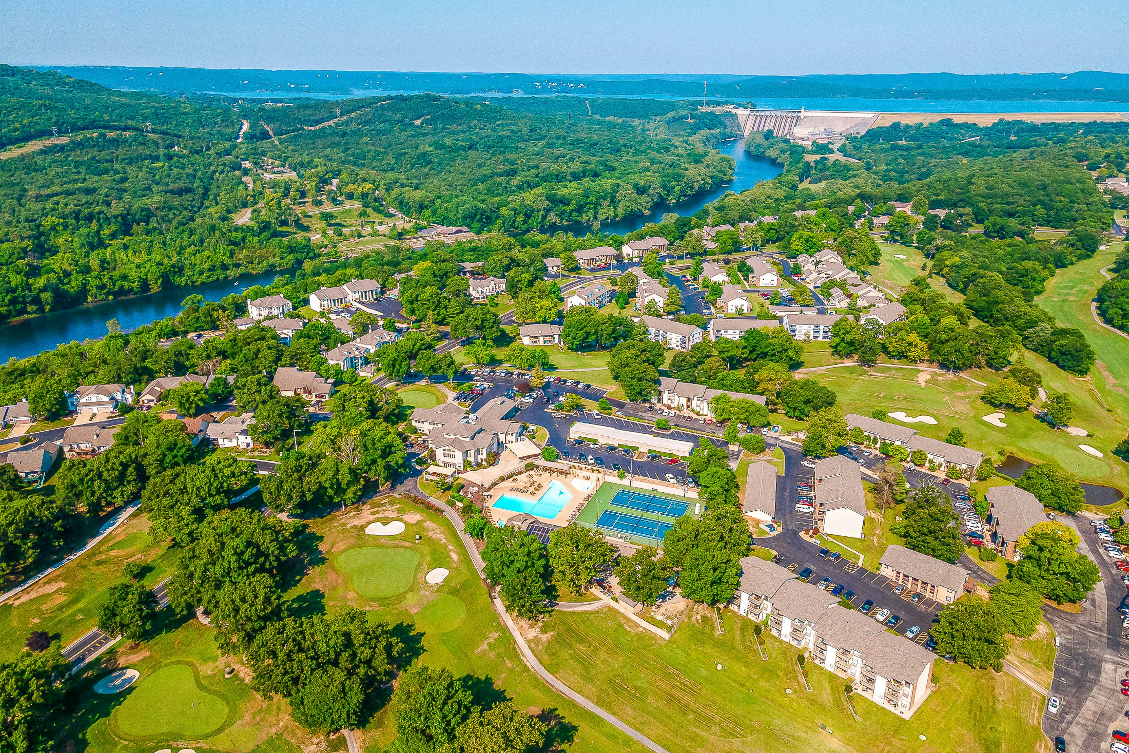 Pointe Royale: Lofty Retreat at The Chic Chalet - Golf & Amenities Galore!