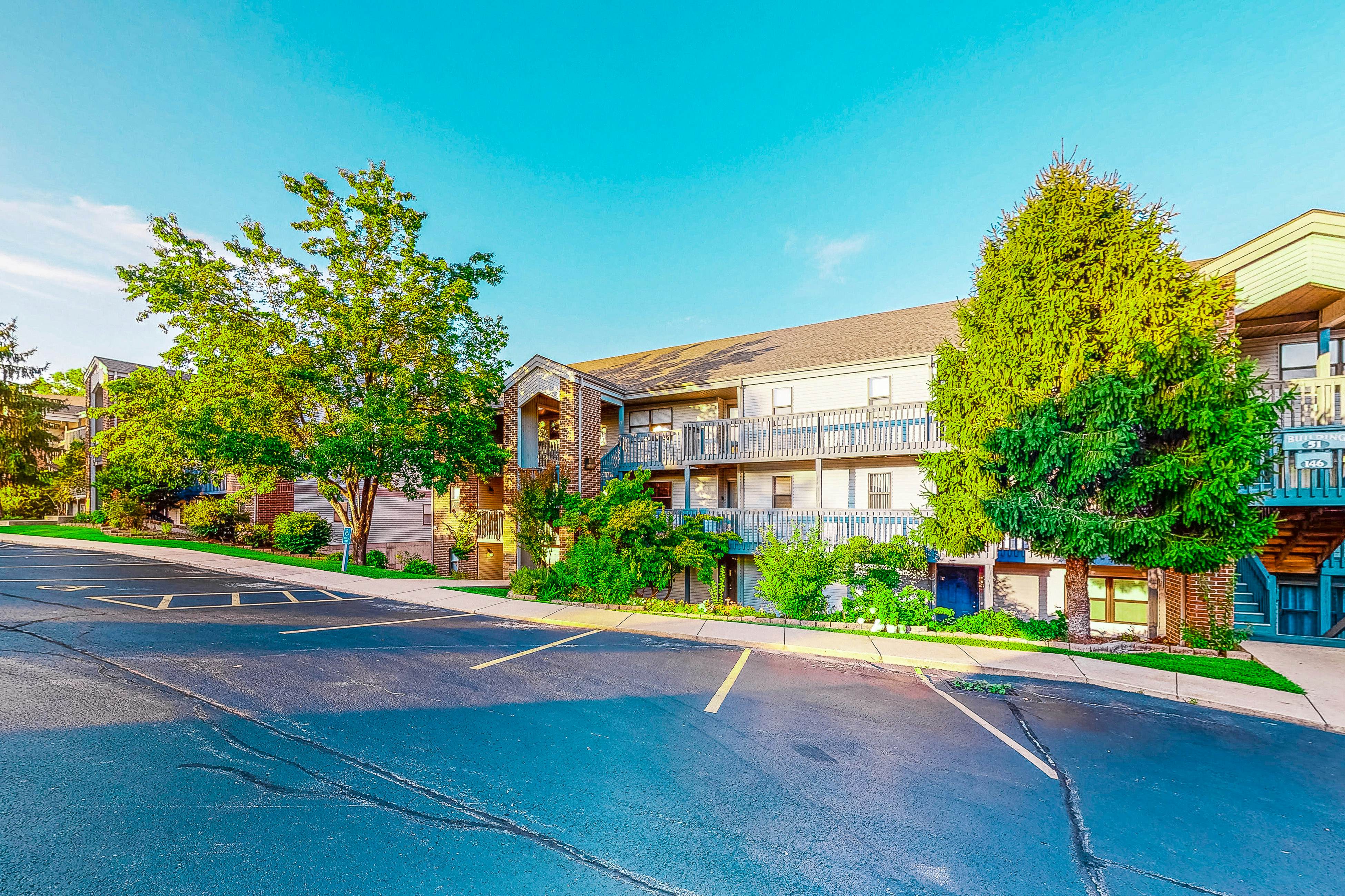 Pointe Royale: Lofty Retreat at The Chic Chalet - Golf & Amenities Galore!