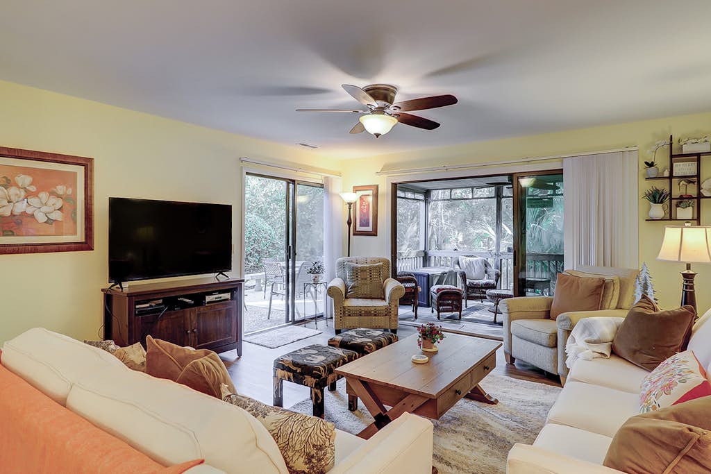 Comfortable Townhome with WiFi, Screened Porch, Shared Pool &. Tennis Court — Hilton Head, SC — vacation rental
