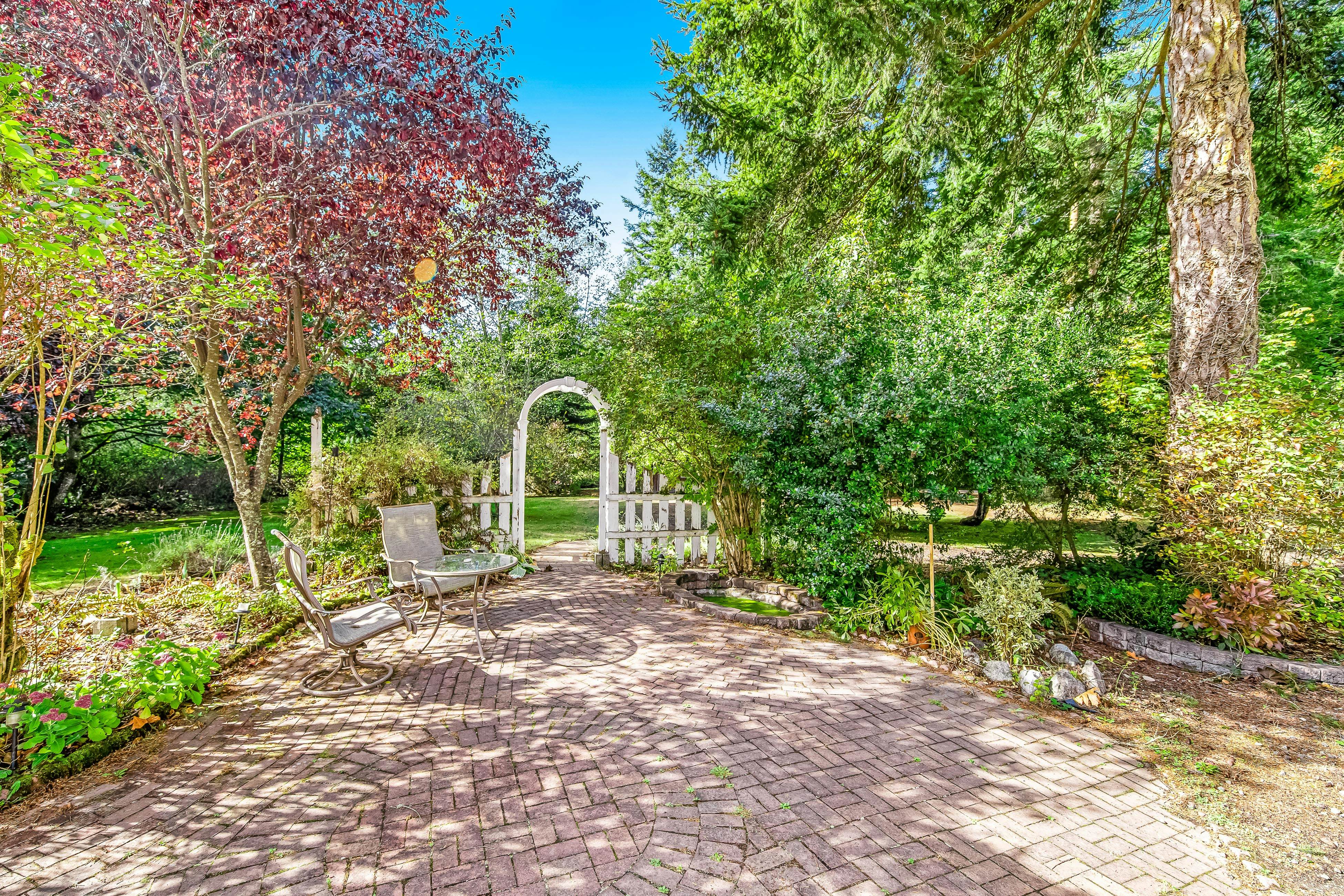 Peaceful Whispering Creek Farmhouse in Sequim