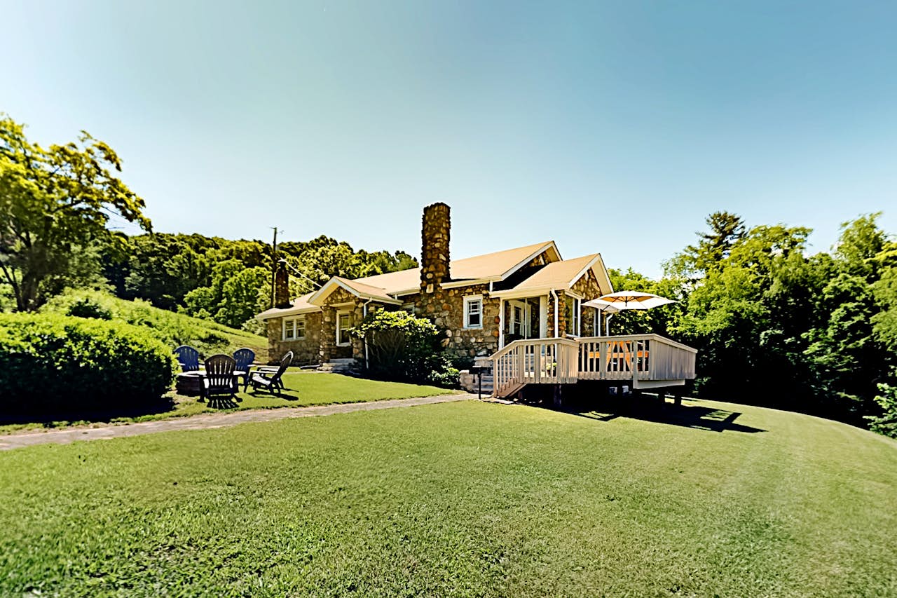 Idyllic Cornerstone 3 BD Candler, NC Vacation Rental Vacasa