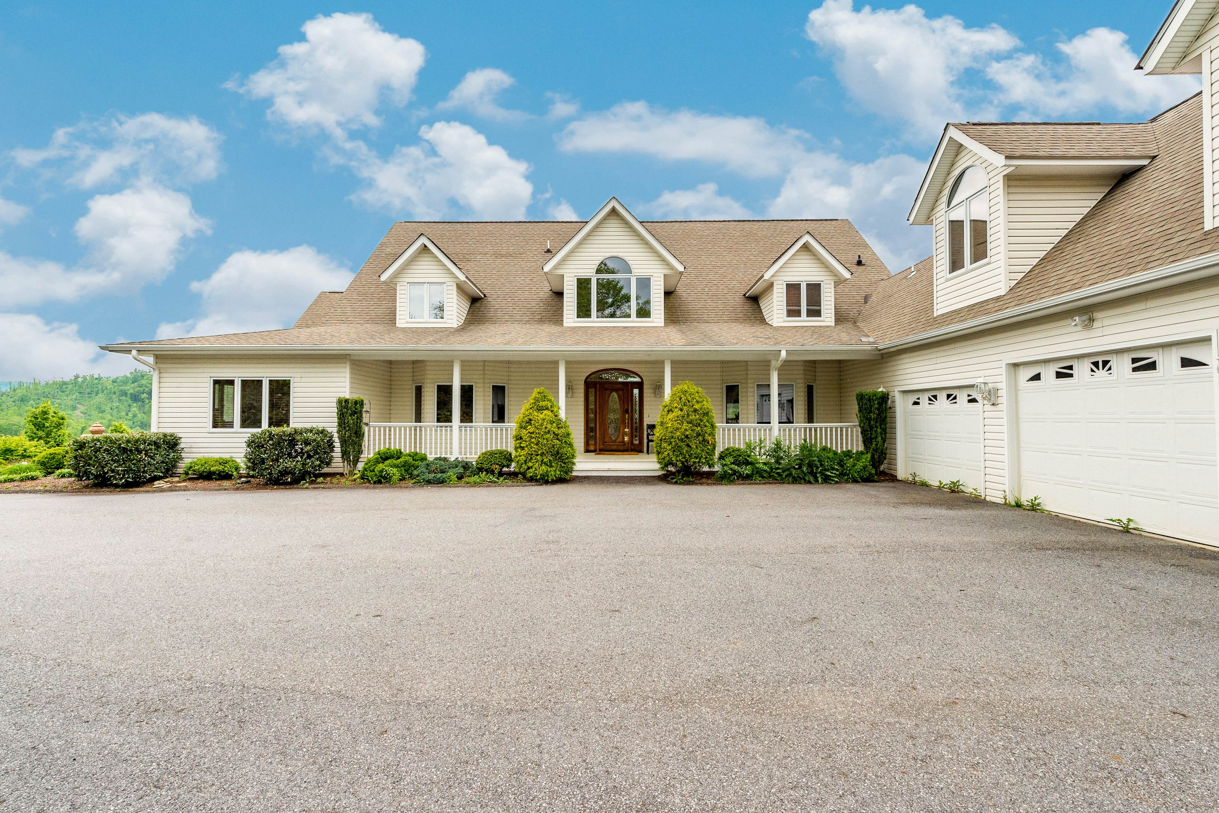 King Lodge 8 BD Clyde, NC Vacation Rental Vacasa