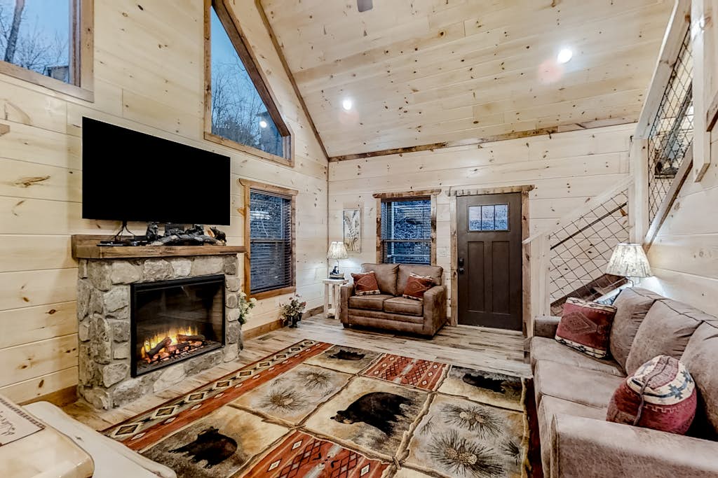 Smoky Mtn Escape, Sleeps 12, Games, Theater, Hot Tub — Gatlinburg, TN — vacation rental