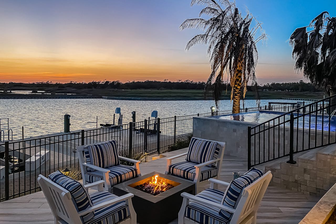 Waterfront Paradise Private Pool & Dock, Poolside TV & MultiTV Game