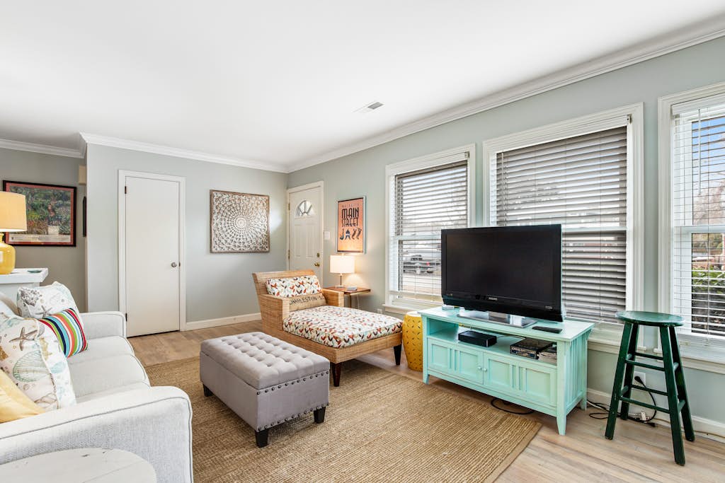 Darling, renovated home w/ beautiful backyard, W/D & WiFi - near beaches — Mt. Pleasant, SC — vacation rental