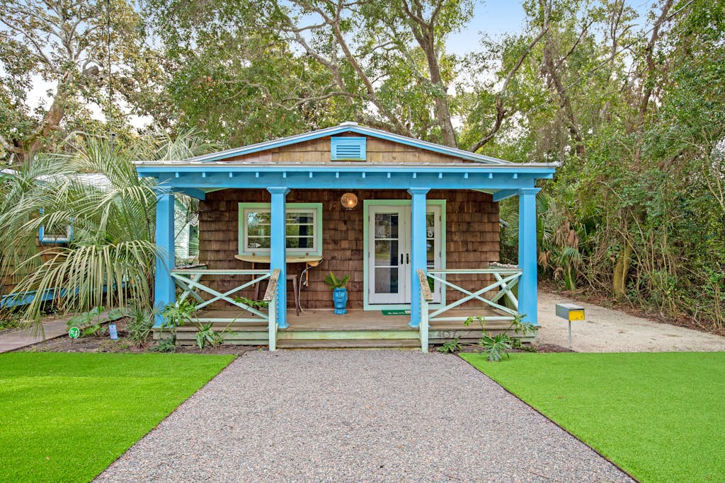 Coastal dog-friendly retreat near the beach with yard access and WiFi — Folly Beach, SC — vacation rental