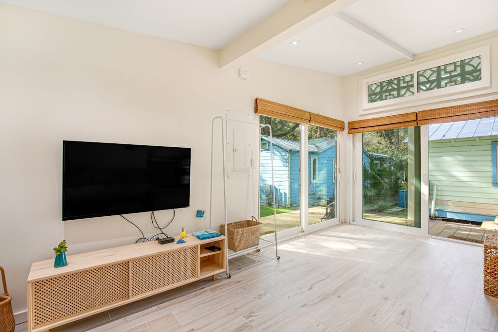 Comfy cottage near the beach with central AC, fast WiFi & yard - dog-friendly — Folly Beach, SC — vacation rental