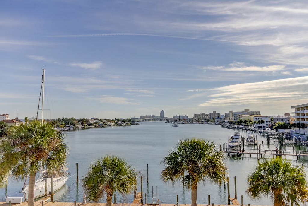Third floor condo with pool access fast WiFi central AC and WD snowbirds OK — Clearwater, FL — vacation rental